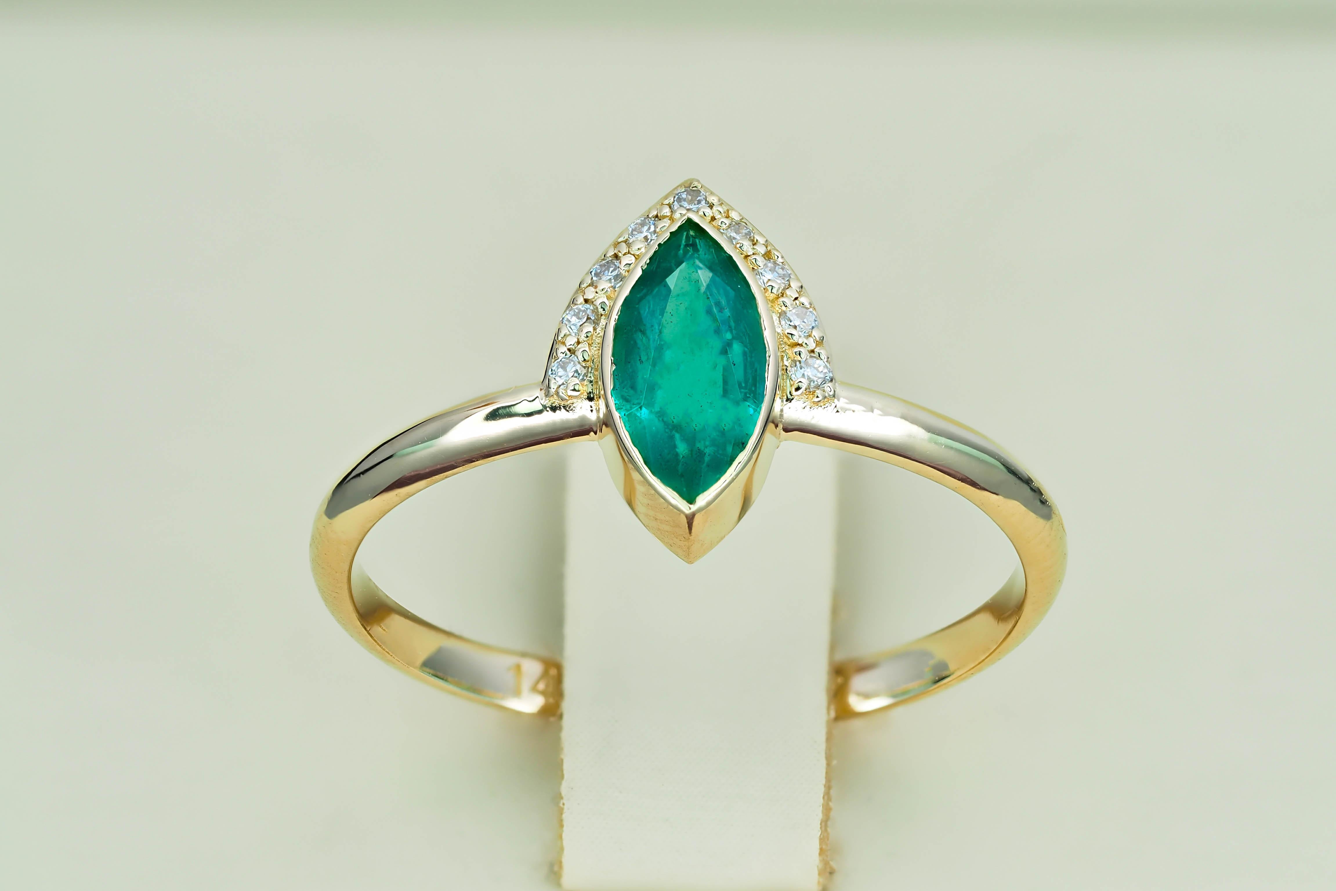 Marquise Smaragd Ring.  (Moderne) im Angebot
