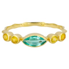 Marquise emerald ring in 14k gold. 