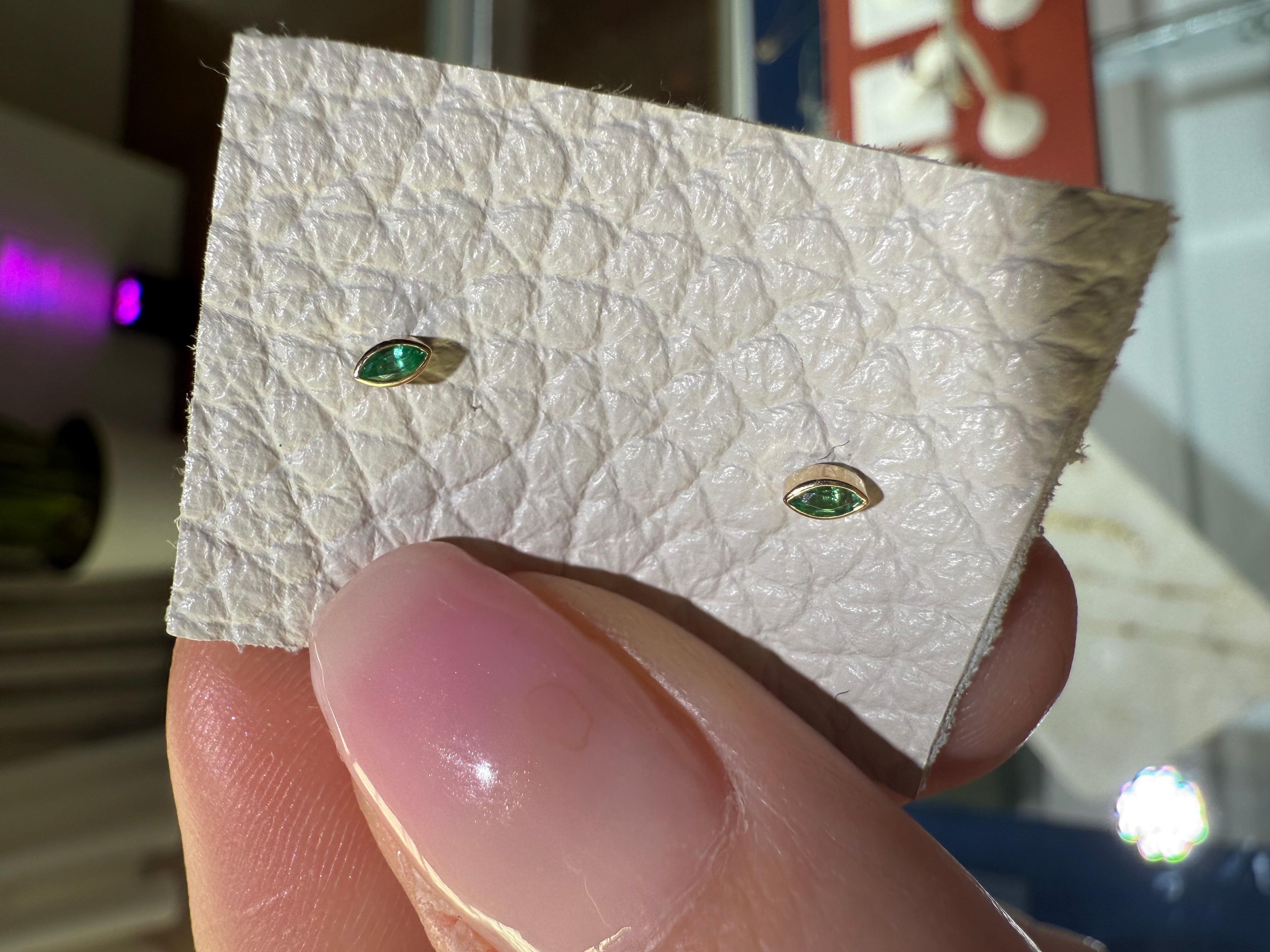 Eine einzigartige Interpretation des klassischen Smaragdbolzens. Diese marquise Smaragde sind in 14k Gelbgold gefasst und passen gut zu unseren Micro Rose Cut Diamond Studs.

-14k Gelbgold
-3mmx1,5mm Smaragde
-Verkauf als Paar