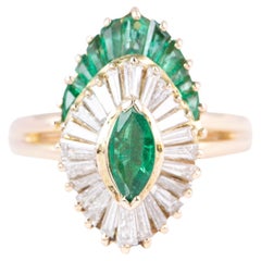 Esmeralda marquesa con esmeralda baguette y halo de diamantes Anillo de compromiso de oro de 14 quilates