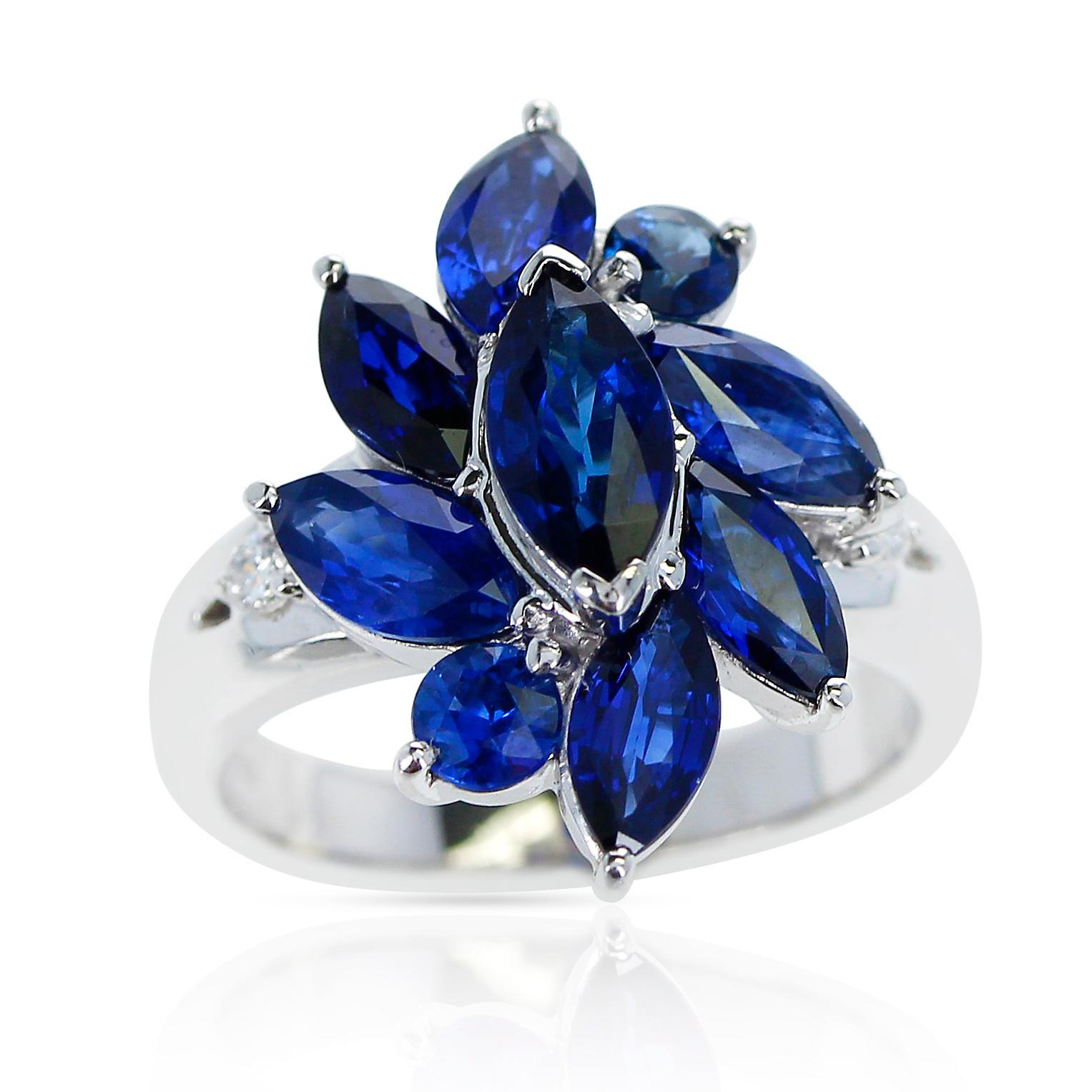 Bague en forme de fleur avec saphirs bleus marquis de 3,88 carats et diamants ronds de 0,06 carats, en platine. Taille de la bague : 5,75 US. Poids total : 9,58 grammes. 