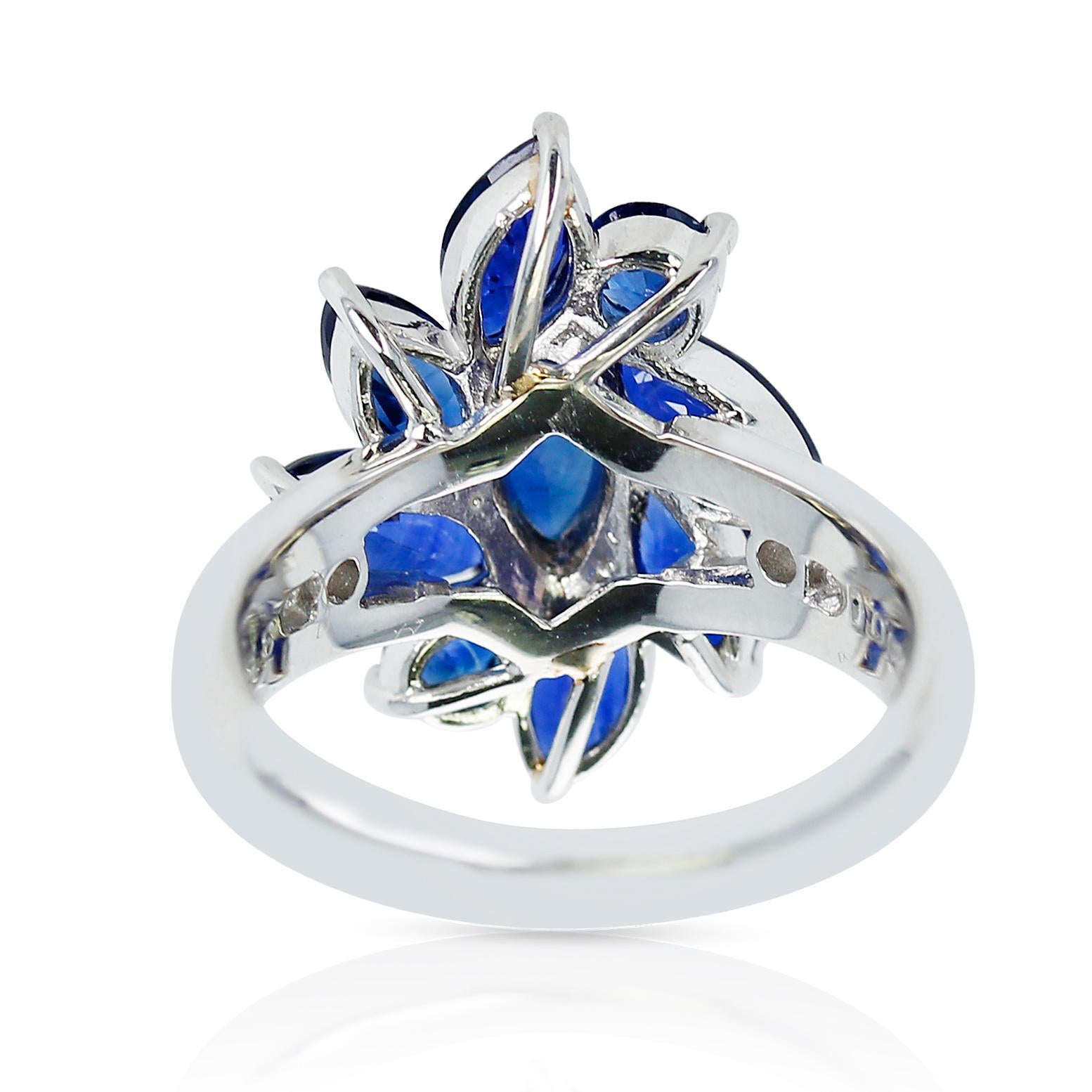 Bague marquise en platine, saphir bleu de 3,88 carats et diamant 0,06 carat Excellent état - En vente à New York, NY
