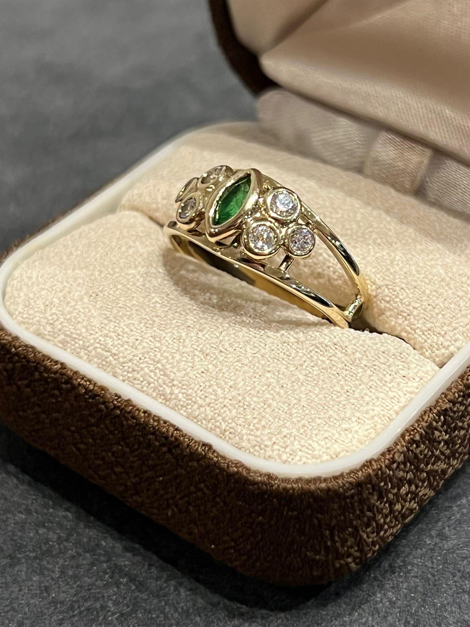 Esmeralda Gilson Marquesa (Piedra de Nacimiento de Mayo) y Anillo de Diamantes en Oro Amarillo de 9 K Corte marquesa