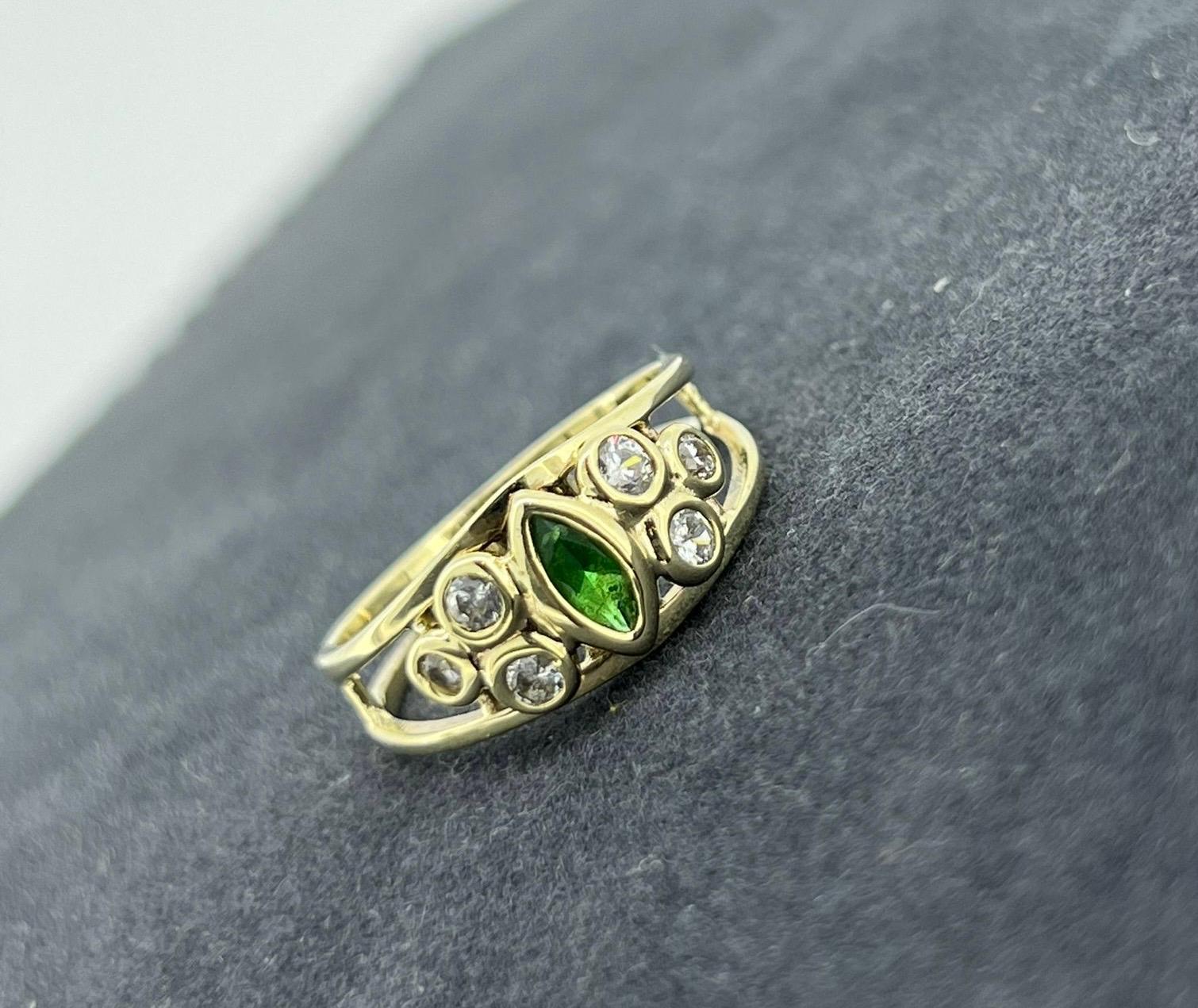 Esmeralda Gilson Marquesa (Piedra de Nacimiento de Mayo) y Anillo de Diamantes en Oro Amarillo de 9 K en Excelente Estado en MELBOURNE, AU