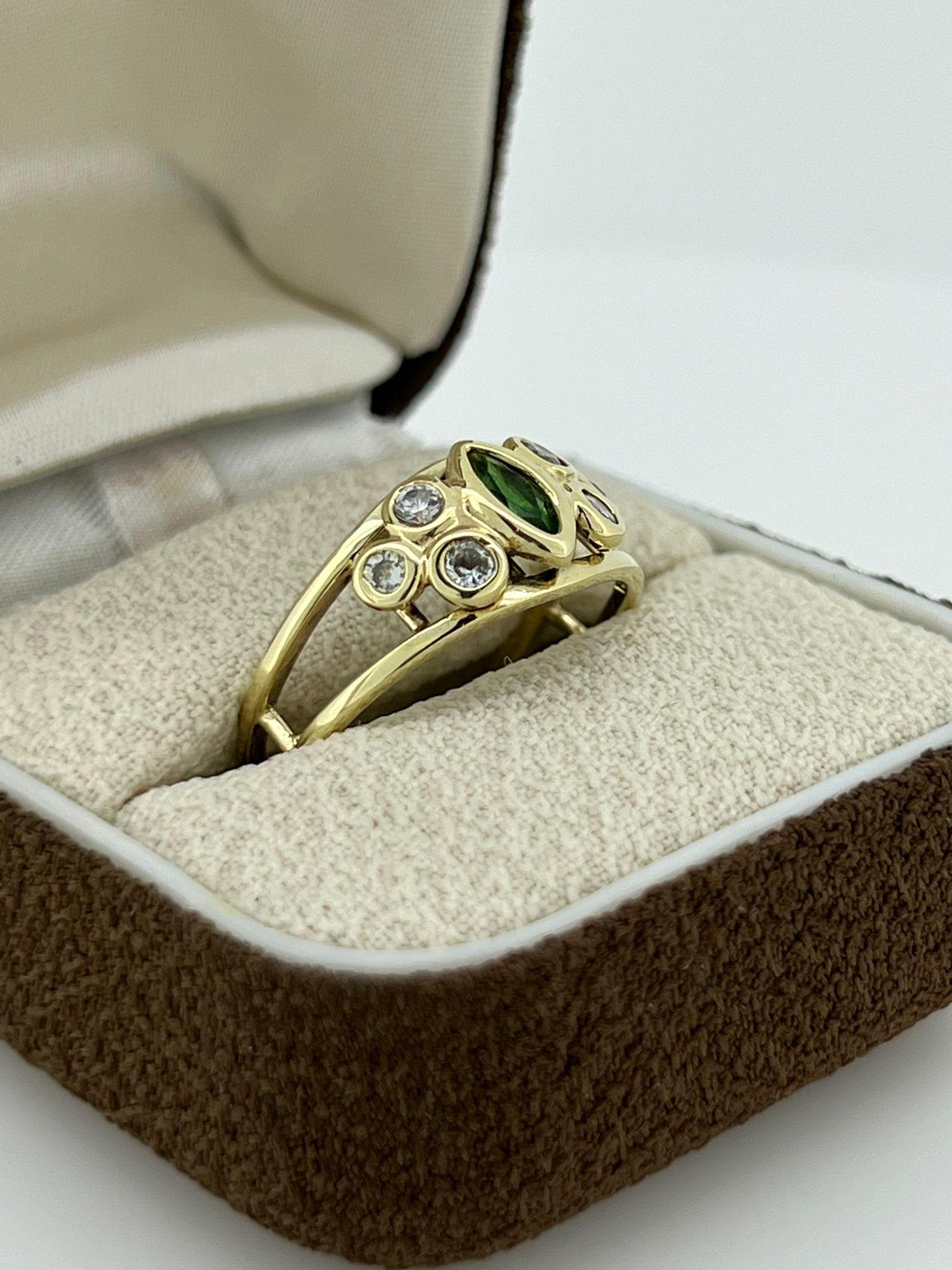 Esmeralda Gilson Marquesa (Piedra de Nacimiento de Mayo) y Anillo de Diamantes en Oro Amarillo de 9 K 1