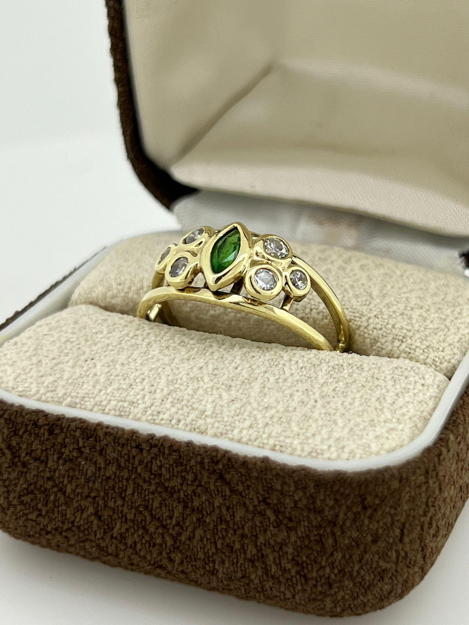 Esmeralda Gilson Marquesa (Piedra de Nacimiento de Mayo) y Anillo de Diamantes en Oro Amarillo de 9 K 2