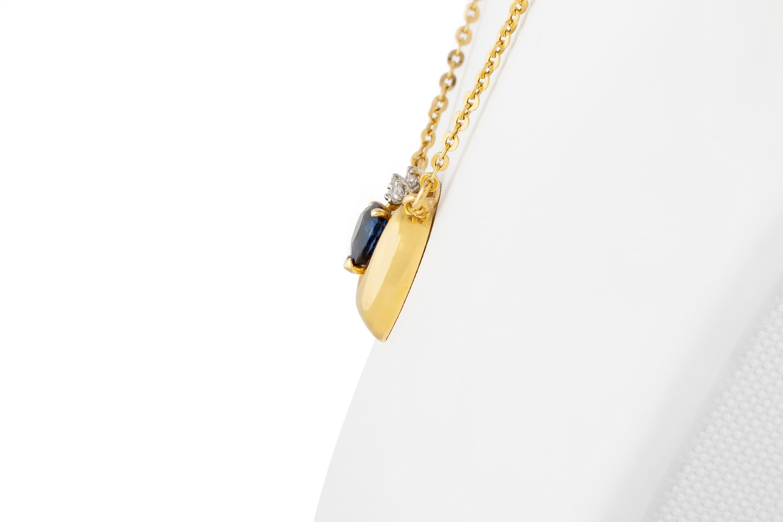 Taille ronde Sertissage en or marquise avec saphir central et petits diamants en vente