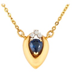 Marquise-Gold-Fassung mit zentralem Saphir und kleinen Diamanten