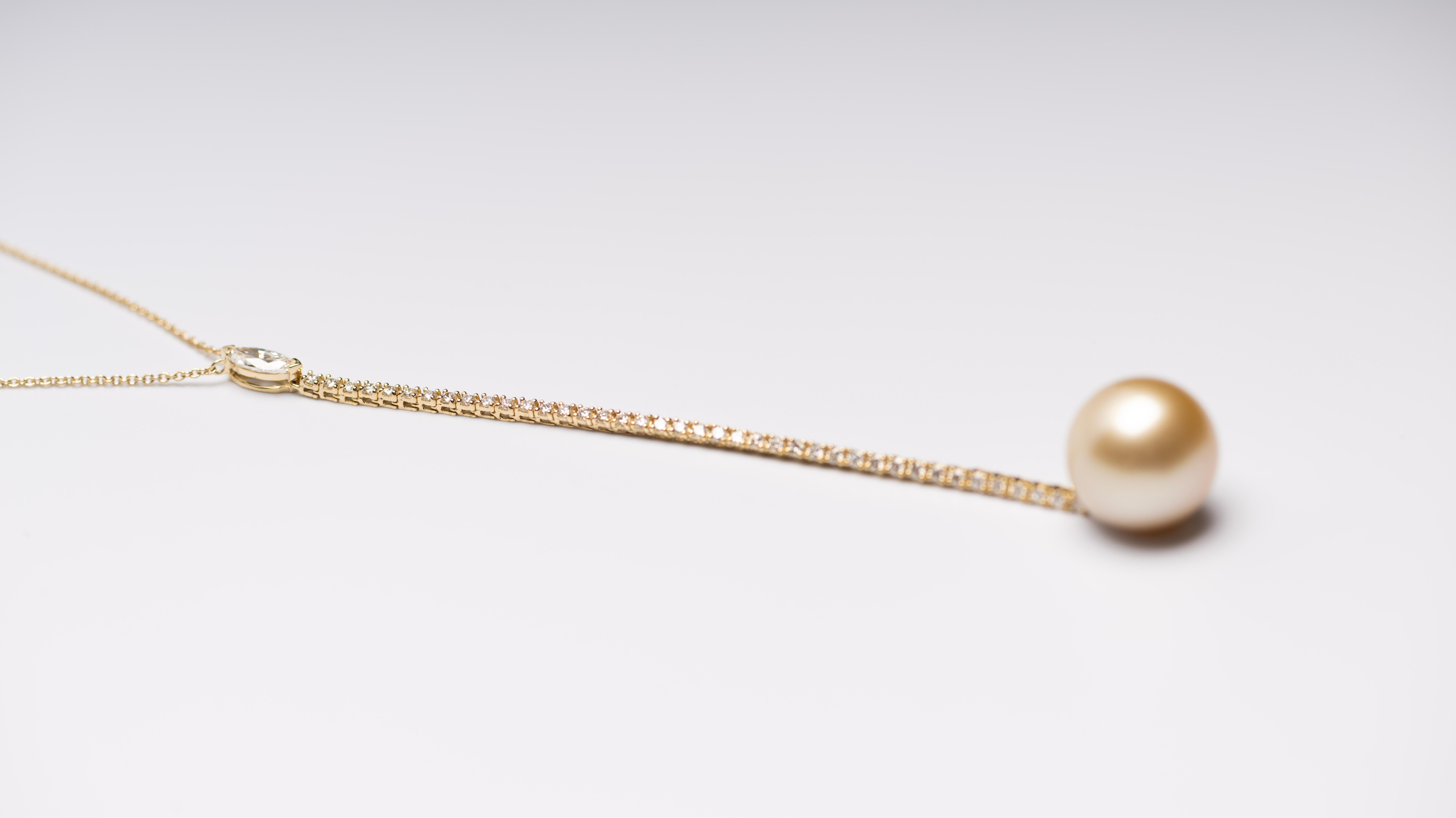 Sin esfuerzo no es fácil: se gana.

Te deslizas por el mundo con gracia, y Serena lo refleja. Con una perla dorada resplandeciente, un diamante talla marquesa y una cascada de diamantes, este collar gota de oro de 18 quilates hecho a mano captura tu