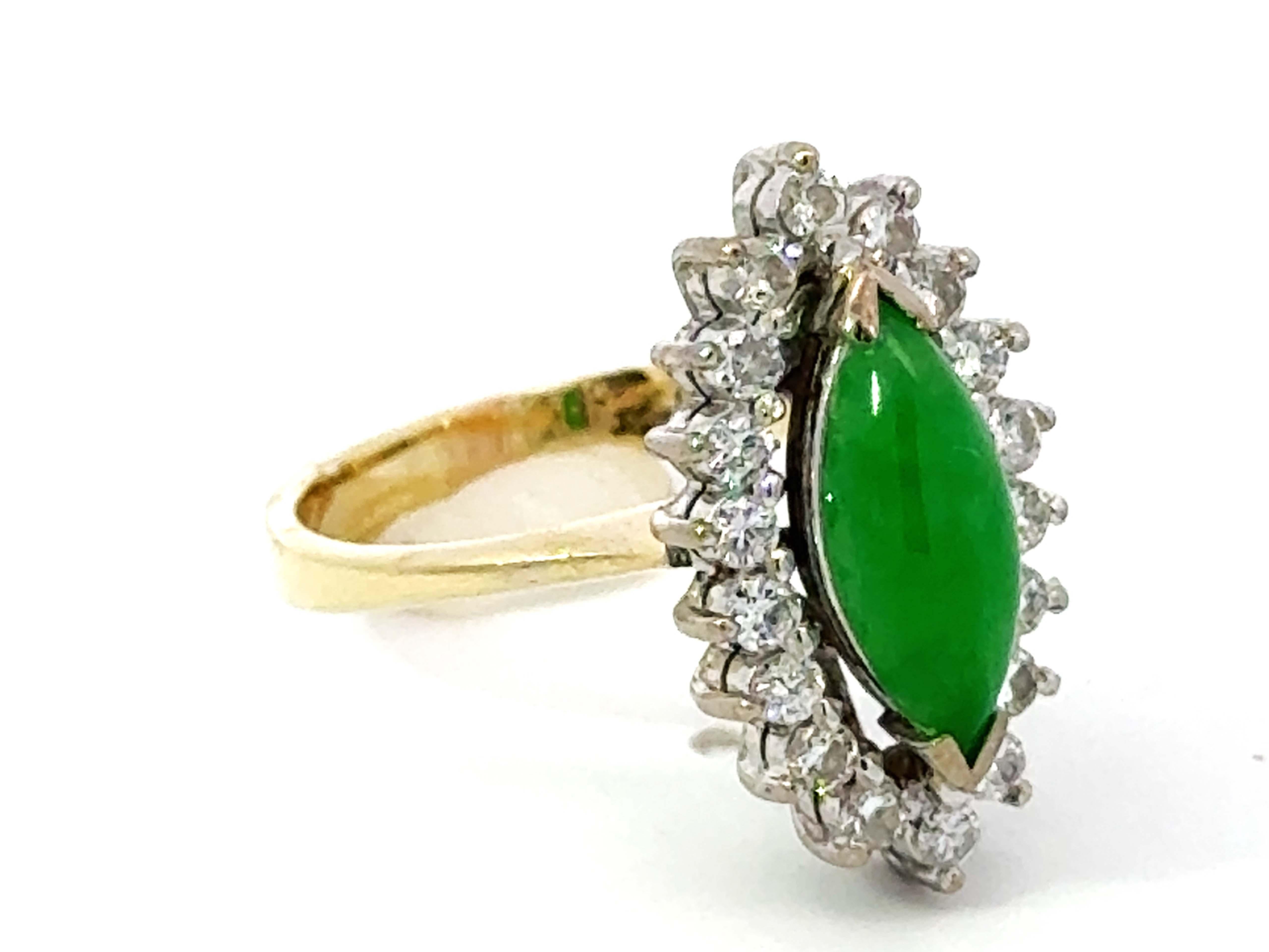 Marquise Grüne Jade Cabochon Diamant Halo-Ring 14k Gelbgold (Moderne) im Angebot