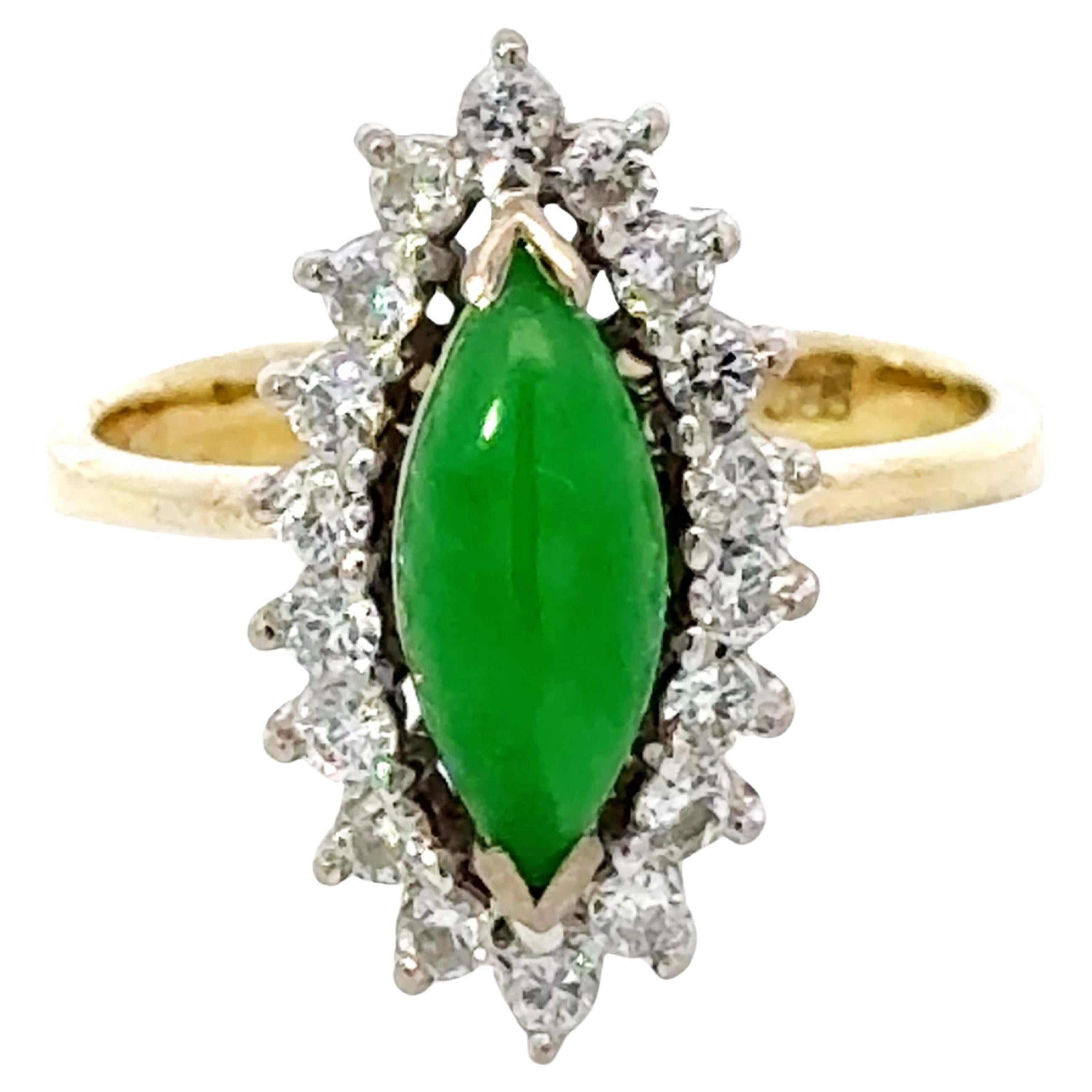 Marquise Grüne Jade Cabochon Diamant Halo-Ring 14k Gelbgold im Angebot
