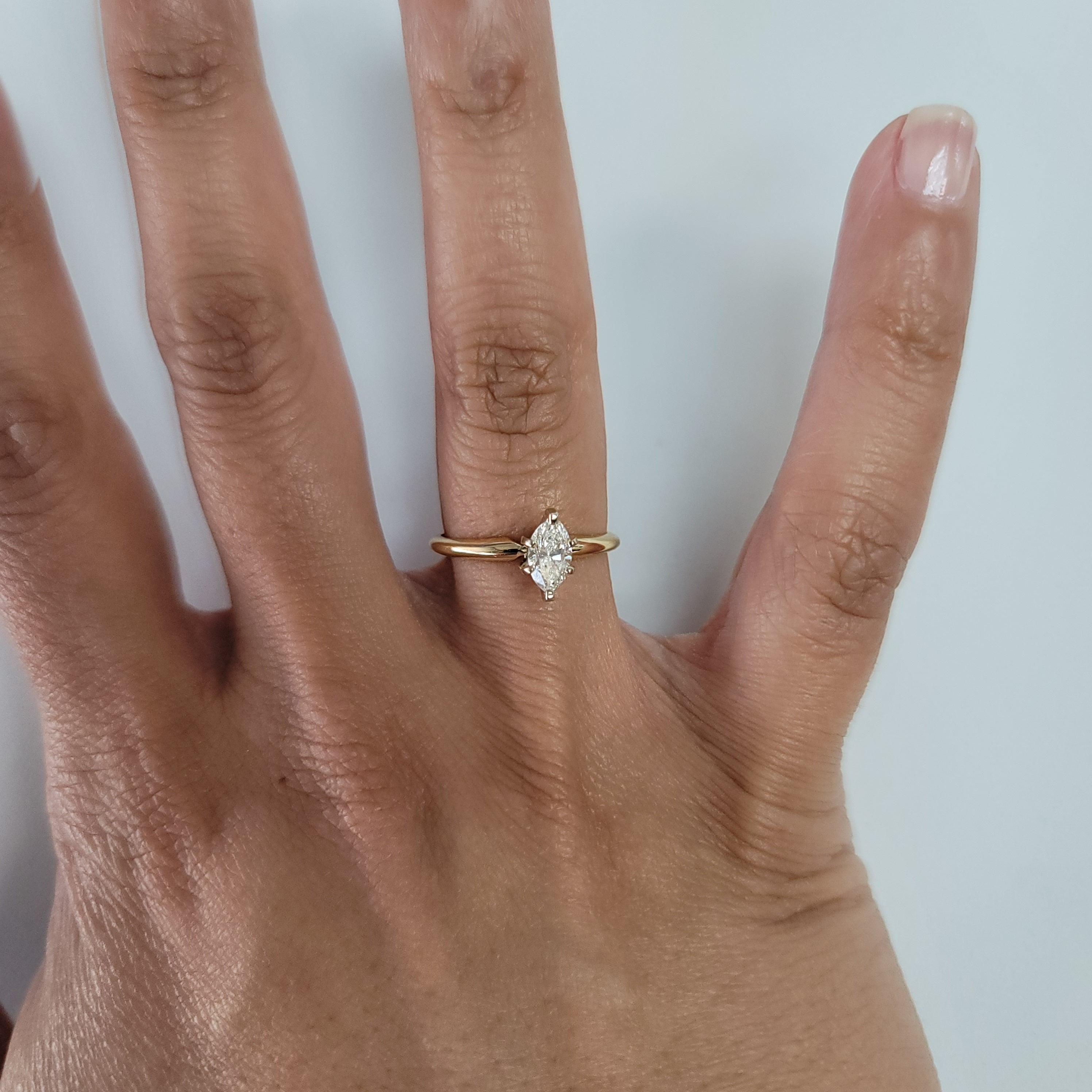 ♥ Sommaire du produit ♥

Pierre principale : Diamant
Approx. Poids en carats du diamant : .50cttw
Clarté du diamant : VS2
Couleur du diamant : F/G
Taille du diamant : Marquise 
Matériau des griffes : Or blanc 14k
Dimensions : 9mm x 5mm
Matériau du
