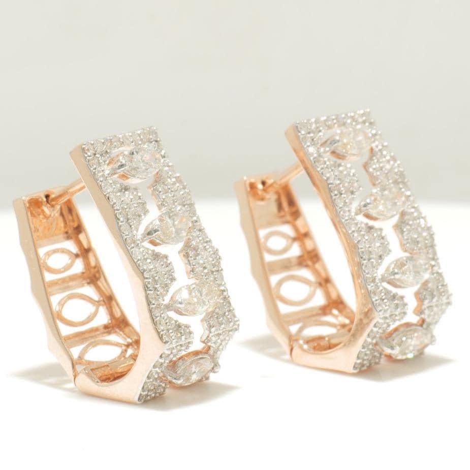 Donna Orecchini Huggie con diamante Marquise Halo in oro massiccio 14K (certificati) in vendita