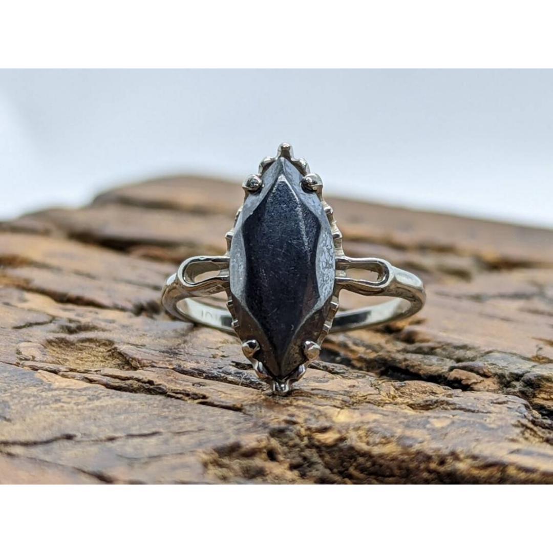 Vintage By aus den 1950er Jahren
Größe: 5 1/4 US
MATERIALIEN: Gold
Edelstein: Hämatit
Farbe des Edelsteins: Schwarz
Bandfarbe: Gold

Stil: Art deco

Seltene Hämatit Ring. 10k Weißgold, markiert, aber wurde getestet. Schöne Krallenfassung um den