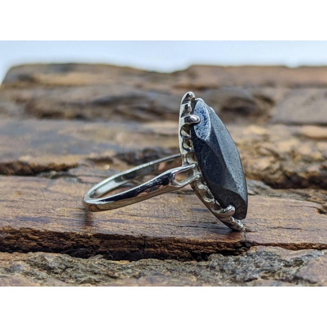 Marquise Hämatit-Ring. 10k Weißgold Hämatit-Ring. Navette Hämatit Ring. Damen im Angebot