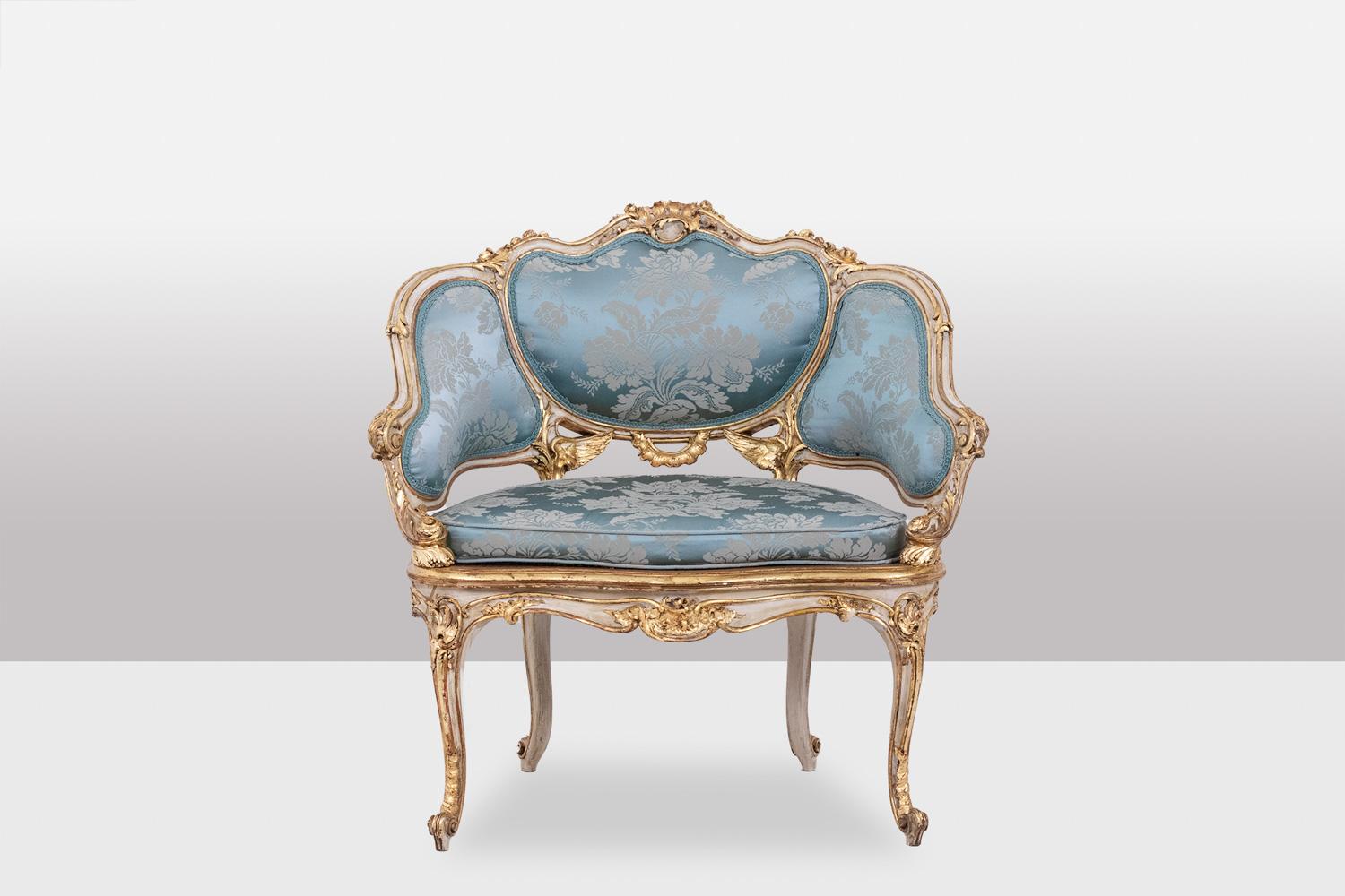 Marquise in lacquered, gilded and carved wood in the LXV or Rocaille style, with its curved legs and armrests ending in scrolls.

French work realized in the Napoleon III period, circa 1880.


Trim entirely reupholstered by our workshops with fabric