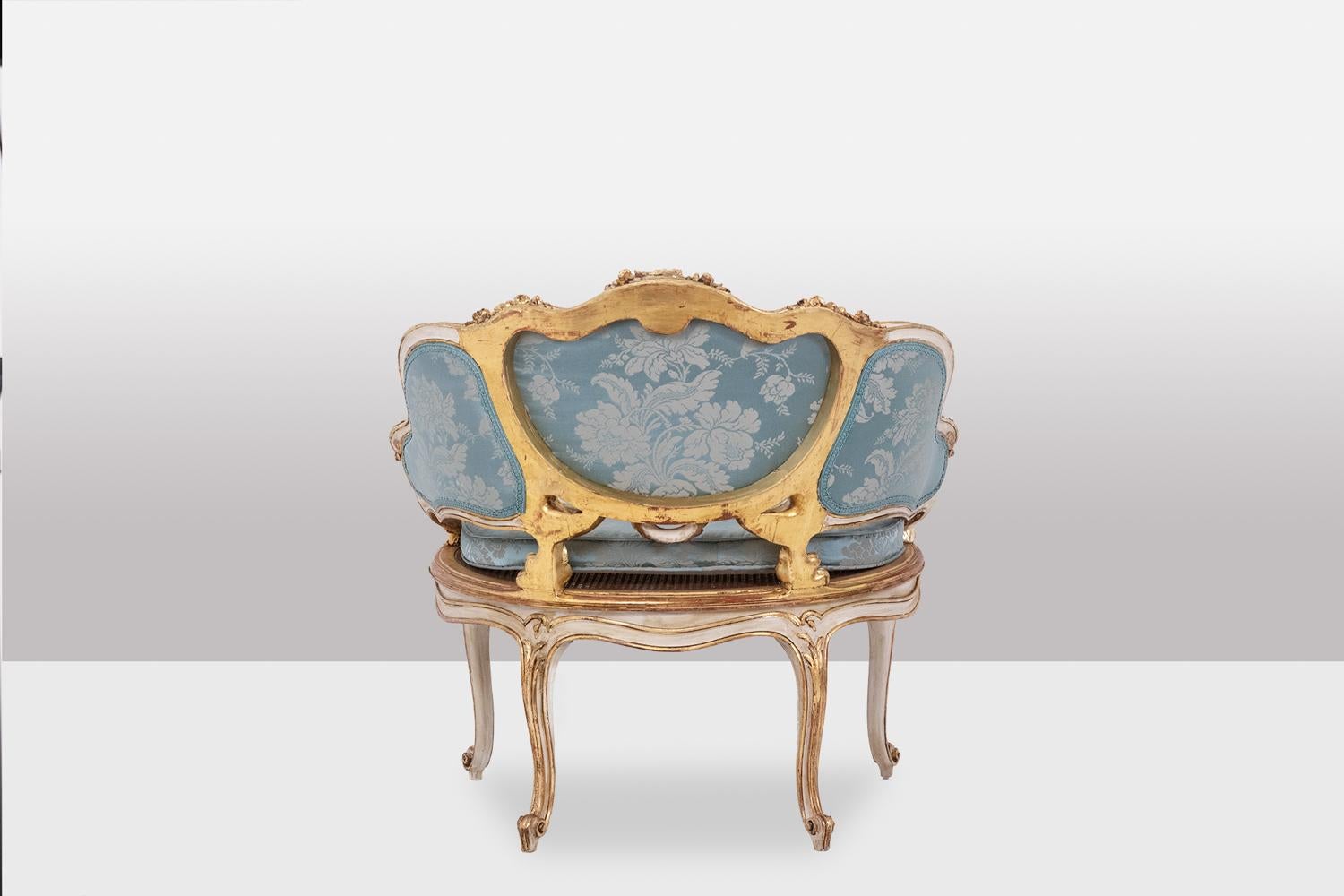 French Marquise in gilded and carved wood in the LXV style. Circa 1880.