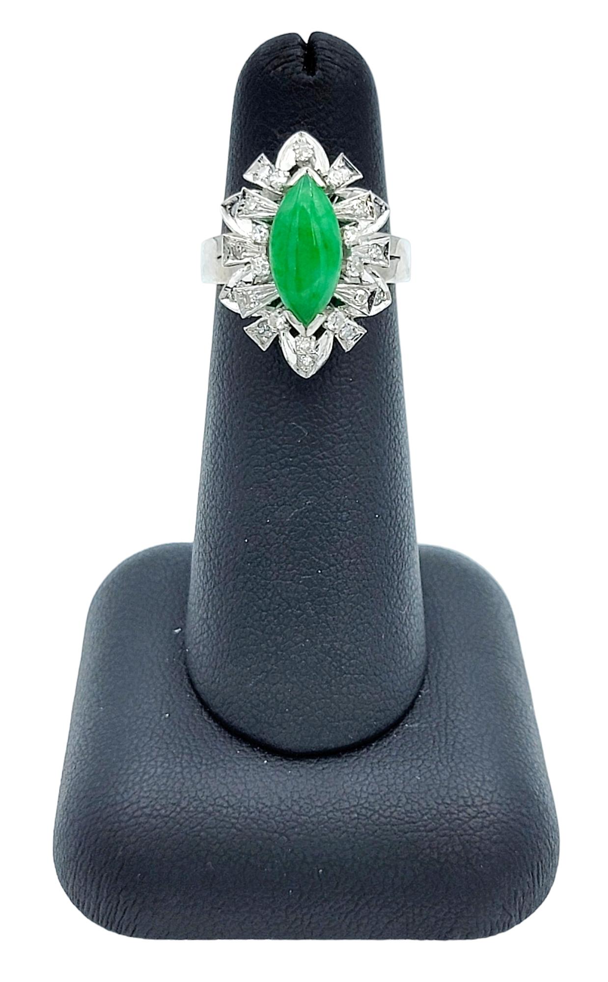 Cocktailring aus 10 Karat Weißgold mit Marquise-Jadeit und Diamant im Einzelschliff im Angebot 1