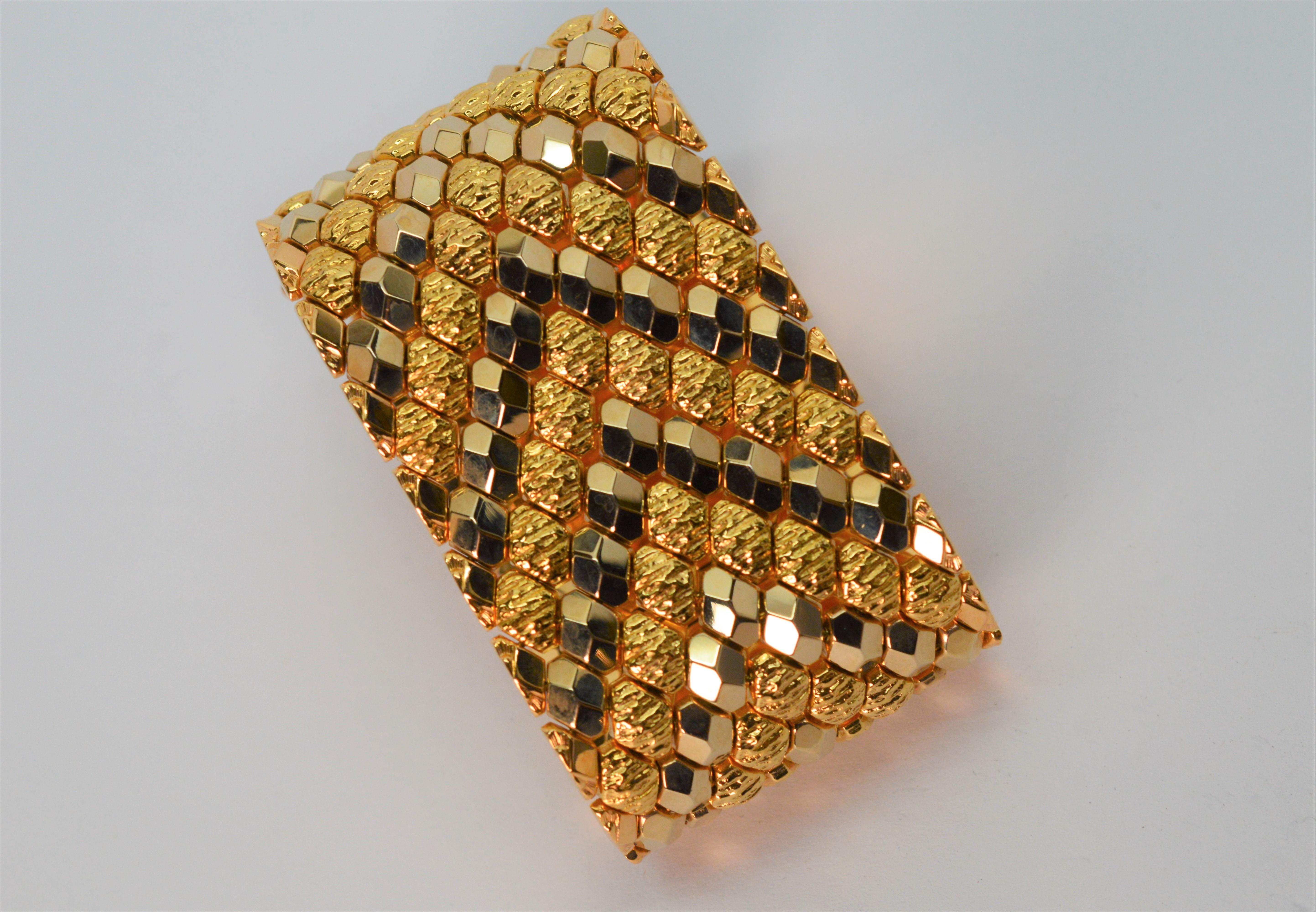 Breites flexibles Manschettenarmband aus 18 Karat Gelbgold mit Marquise-Glieder Damen im Angebot