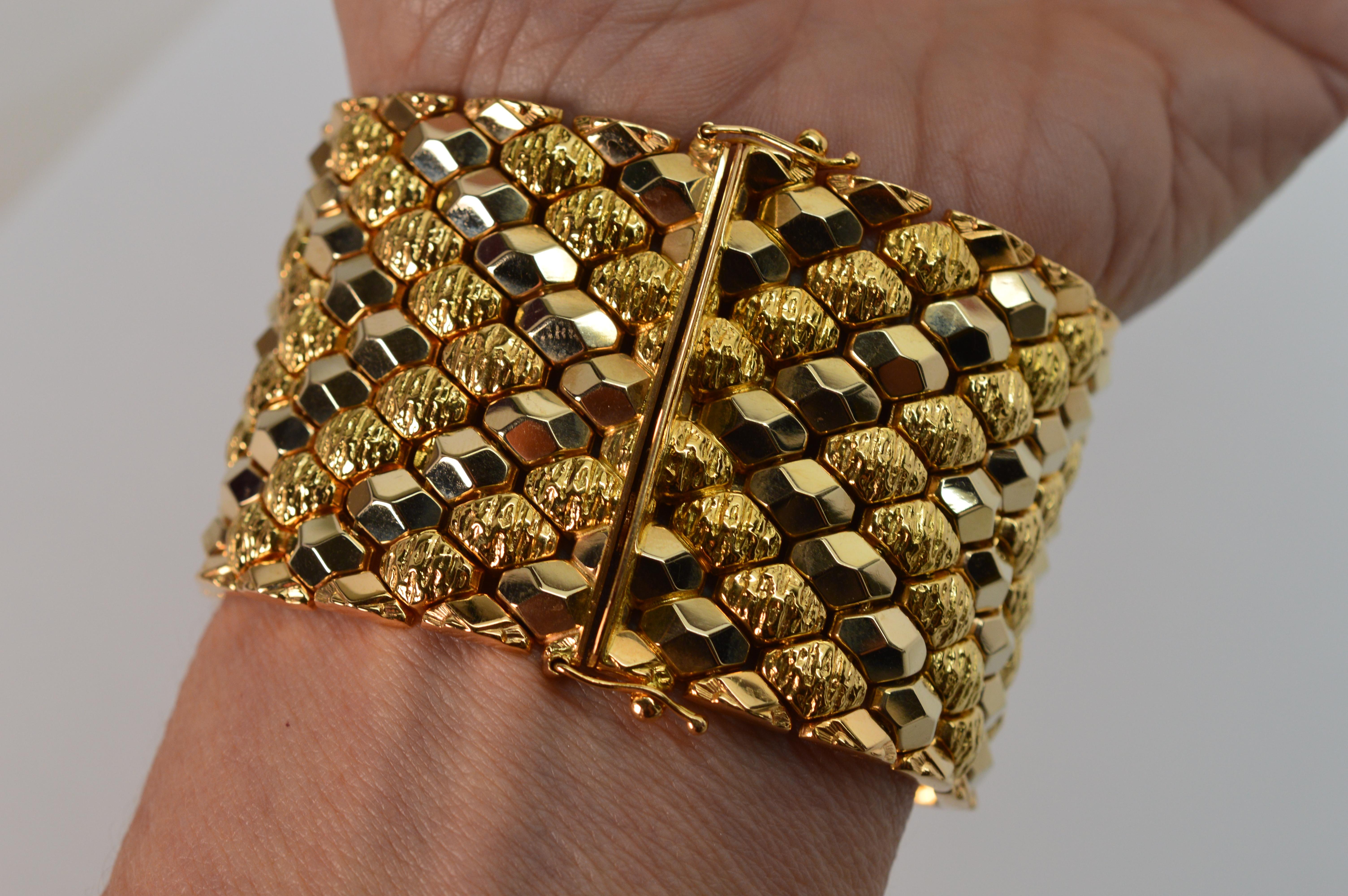 Bracelet manchette large et souple à maillons marquises en or jaune 18 carats en vente 3