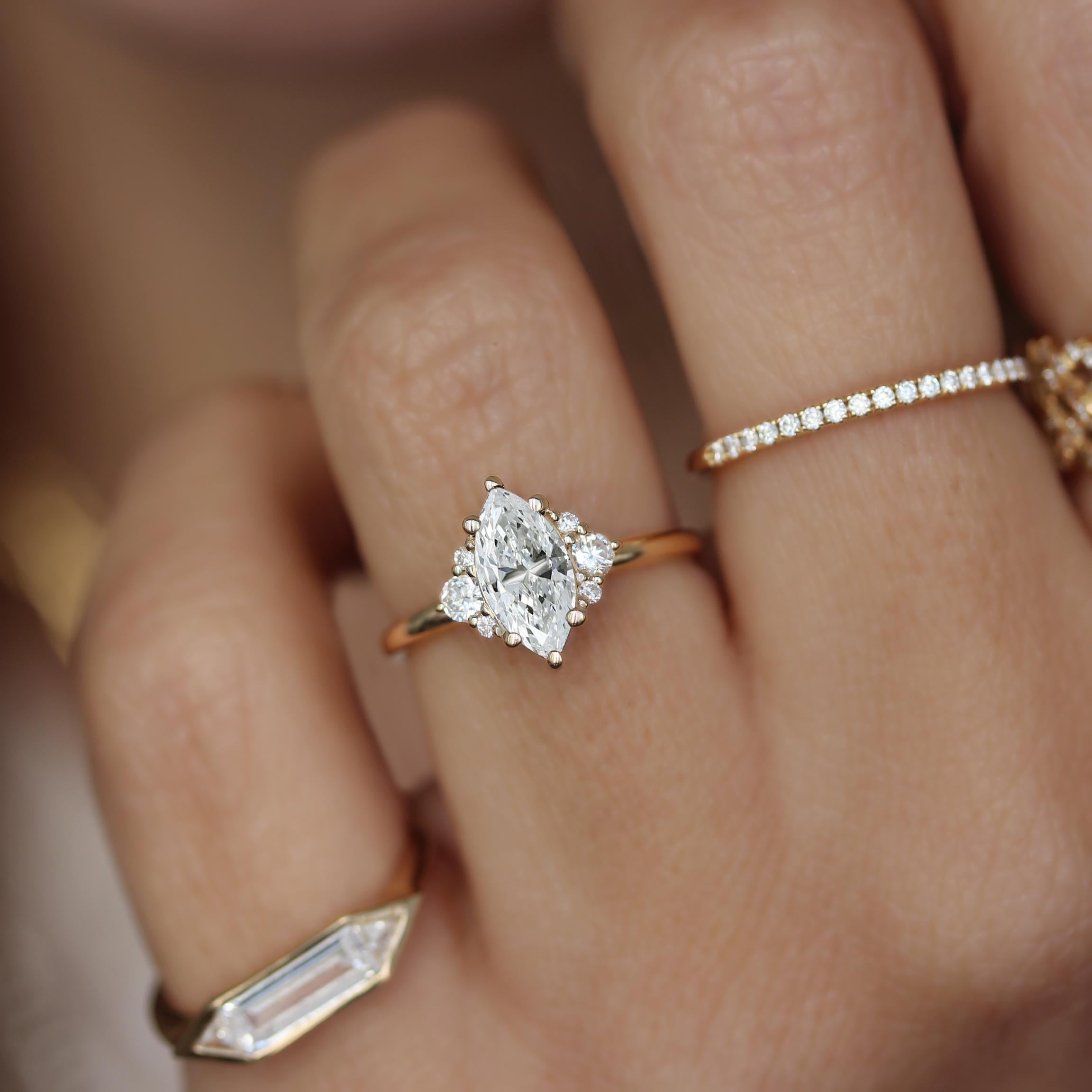 En vente :  Isabella, bague de fiançailles simple et minimaliste en marquise, moissanite et diamants 2