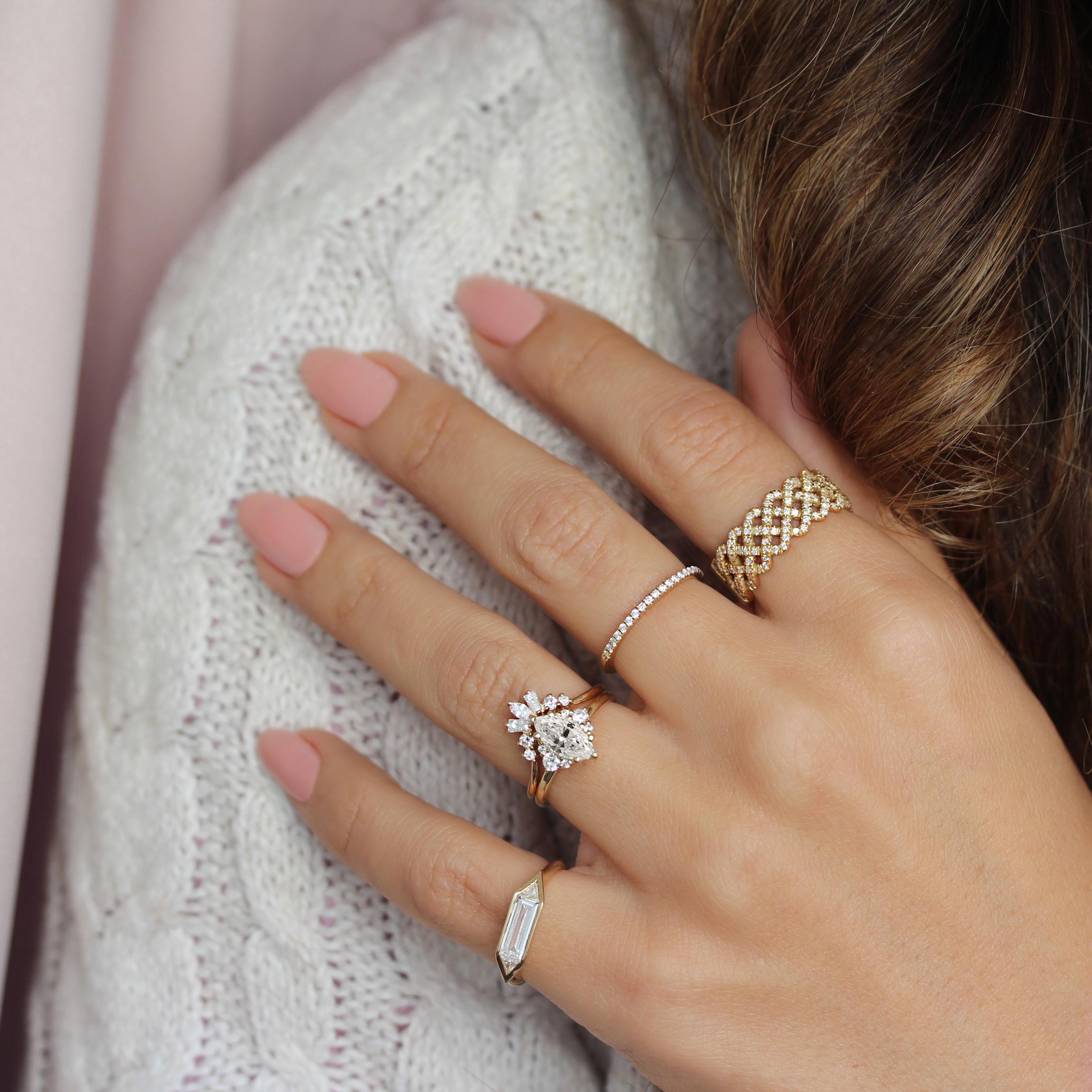 En vente :  Isabella, bague de fiançailles simple et minimaliste en marquise, moissanite et diamants 5