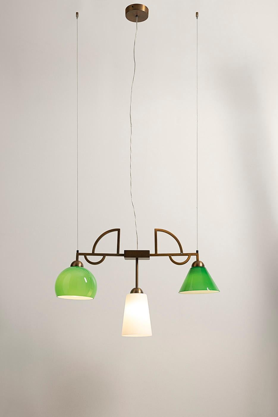 Lampada a sospensione Marquise MYA 3 di MM Lampadari
Dimensioni: D 20 x L 77 x H 50 cm. 
Materiali: Vetro e metallo.

Tutte le nostre lampade possono essere cablate a seconda del Paese. Se viene venduto negli Stati Uniti, sarà cablato per gli Stati
