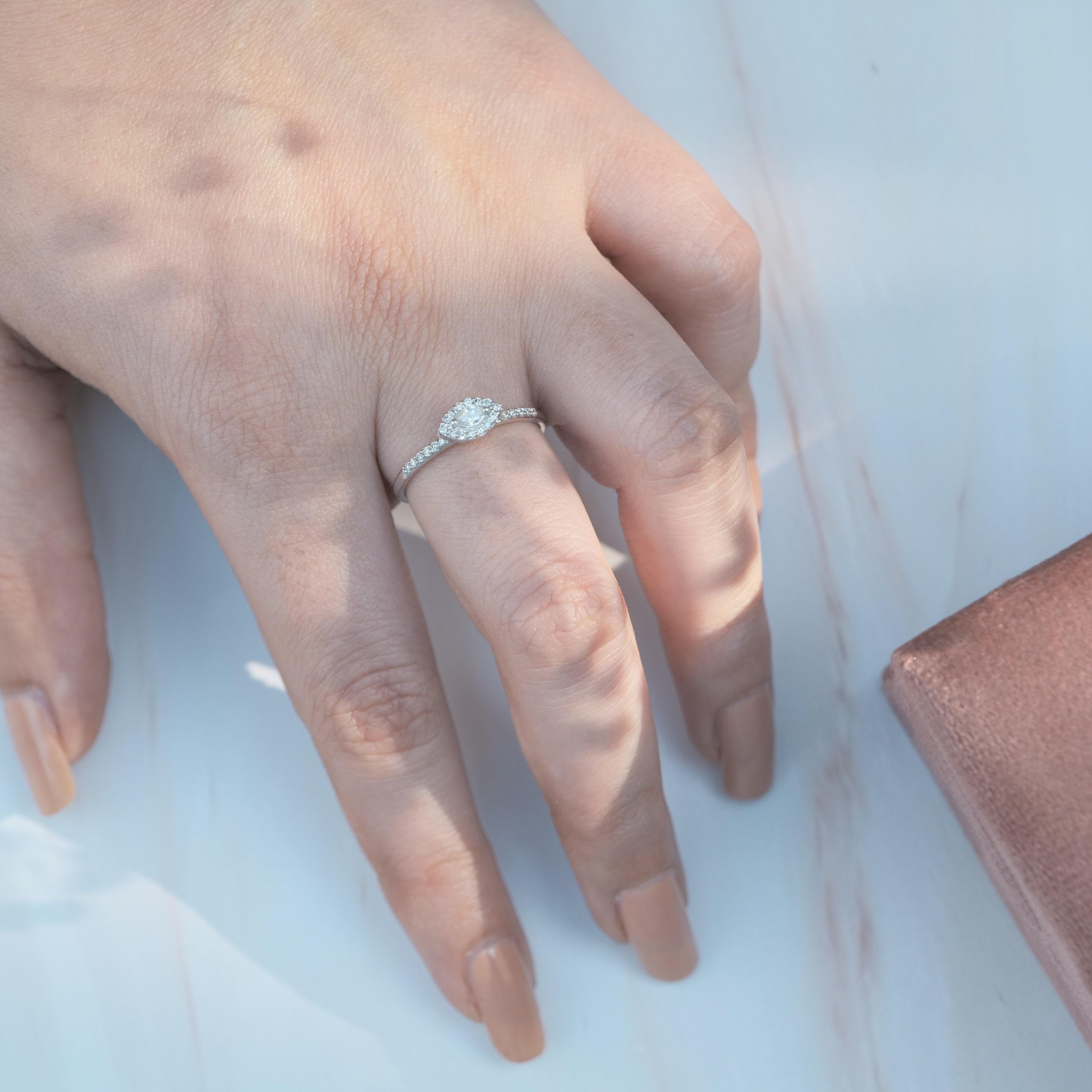 Marquise Natural Diamond Halo Stackable Ring in 14K Solid Gold (Certified) (Art déco) im Angebot