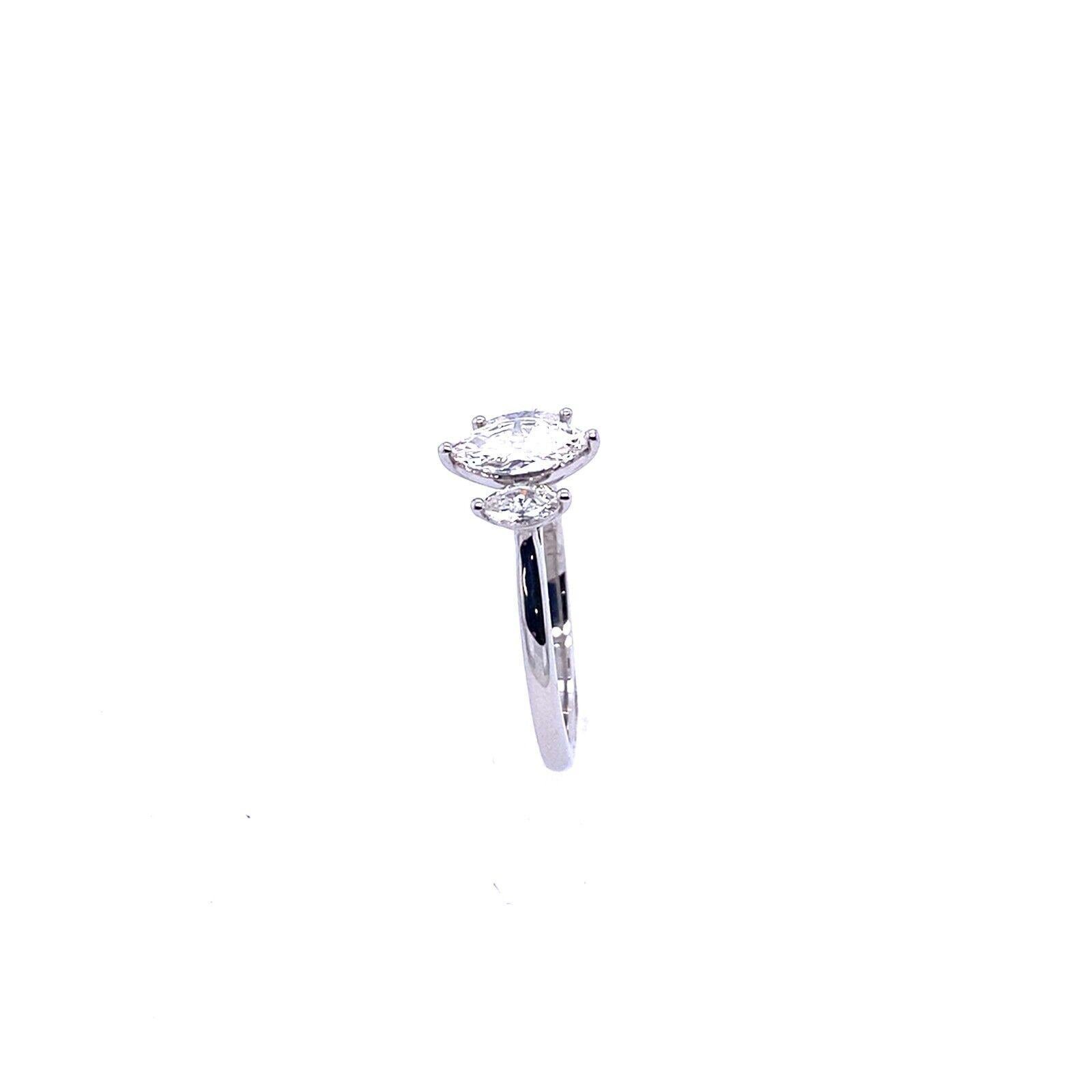 Dieser wunderschöne 3-Stein-Ring besteht aus einem zentralen Diamanten im Marquiseschliff mit einem Gesamtgewicht von 0,43ct I/VS2 und zwei marquisen Diamanten auf jeder Seite mit einem Gesamtgewicht von 0,40ct, gefasst in Platin. Der Trilogie-Ring