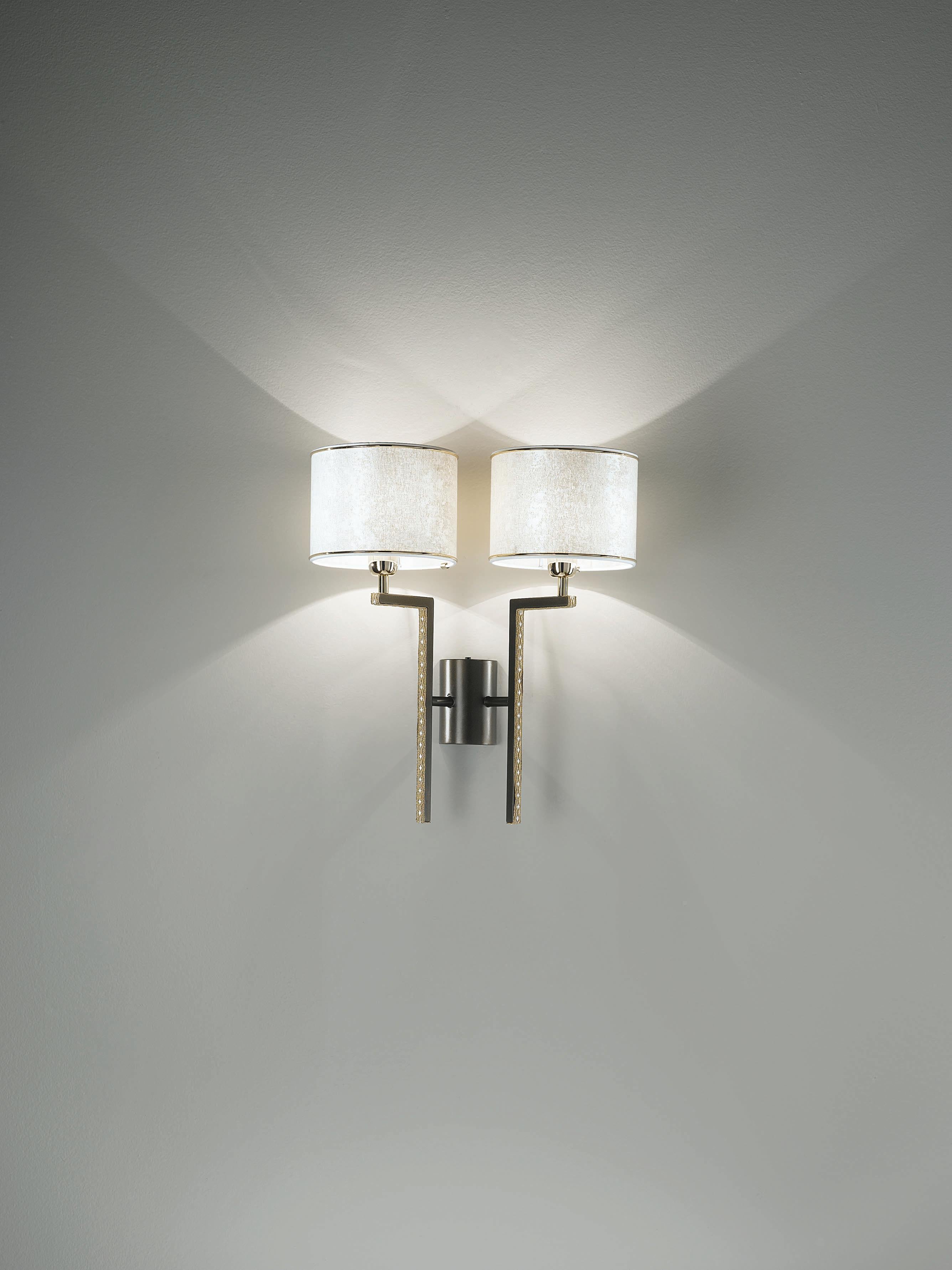 Lámpara de Pared Marquesa Orión 2 by MM Lampadari
Dimensiones: P 45 x An 24 x Al 51 cm. 
Materiales: Tela y metal.

Todas nuestras lámparas pueden cablearse según cada país. Si se vende a EE.UU., se cableará para ese país, por ejemplo. Póngase en