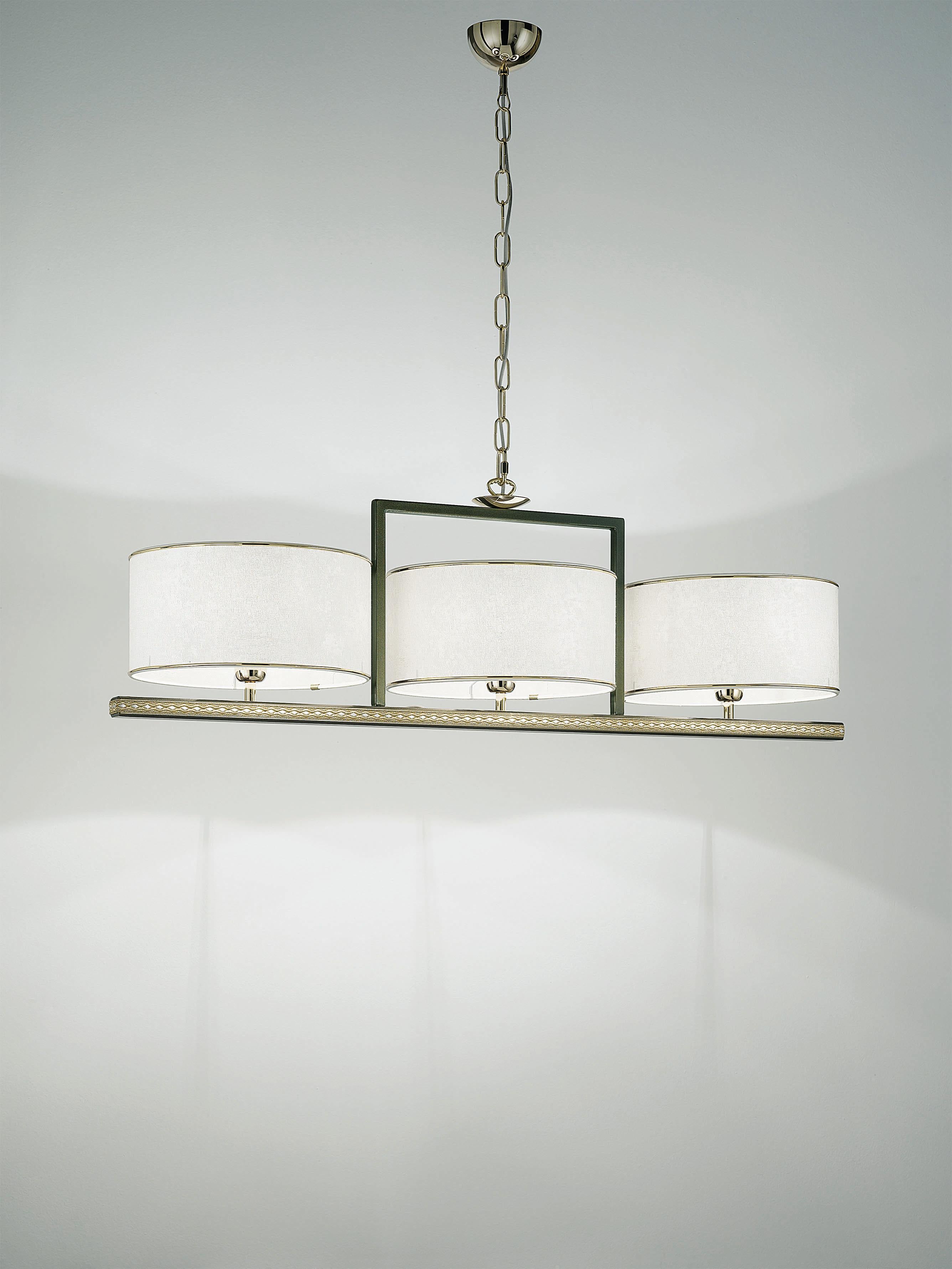 Lampada a sospensione Marquise Orion 3 di MM Lampadari
Dimensioni: D 30 x L 106 x H 35 cm. 
Materiali: Fabrice e metallo.

Tutte le nostre lampade possono essere cablate a seconda del Paese. Se viene venduto negli Stati Uniti, sarà cablato per gli