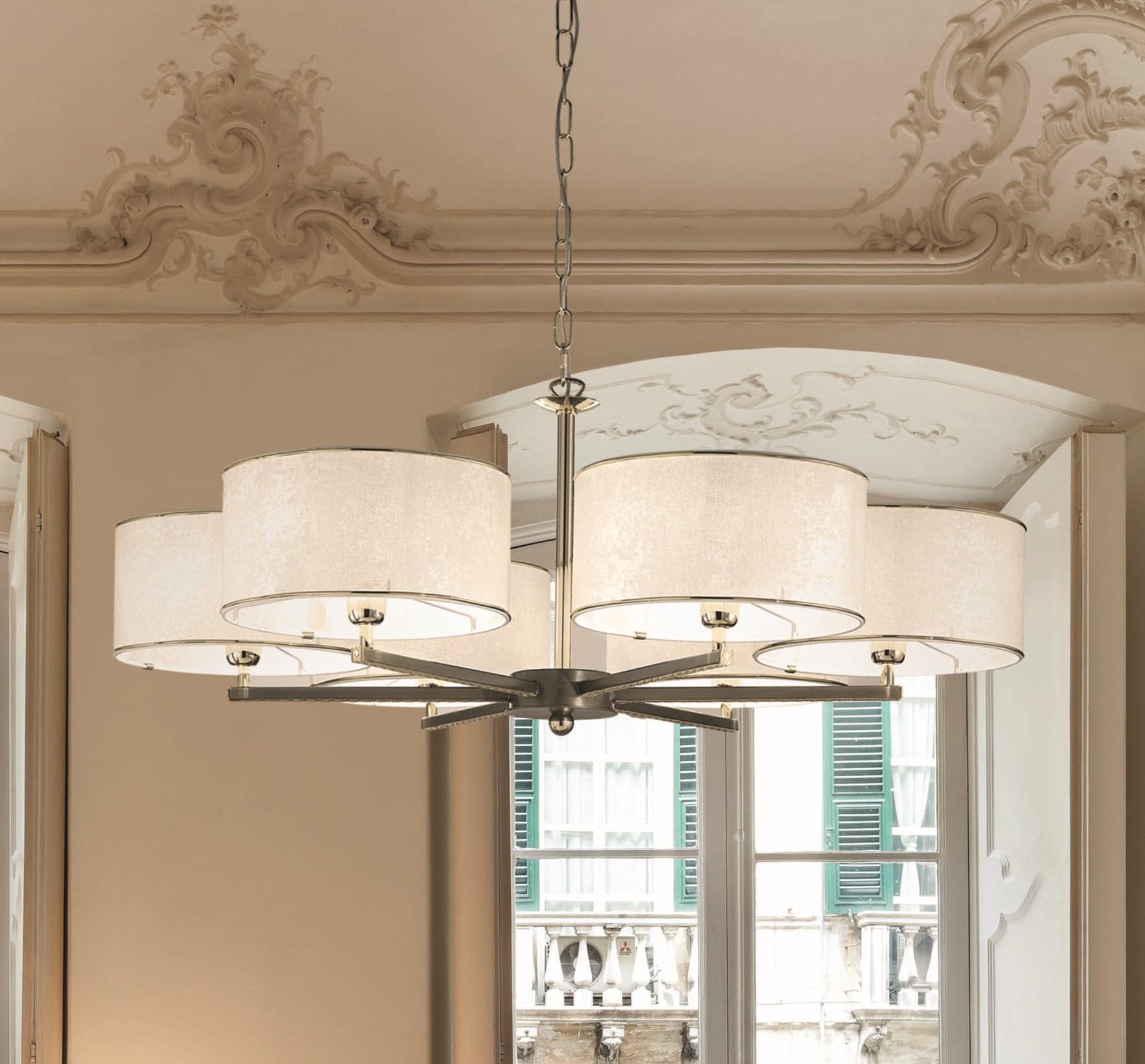 Lampada a sospensione Marquise Orion 6 di MM Lampadari
Dimensioni: Ø 100 x H. 42 cm. 
Materiali: Fabrice e metallo.

Tutte le nostre lampade possono essere cablate a seconda del Paese. Se viene venduto negli Stati Uniti, sarà cablato per gli Stati