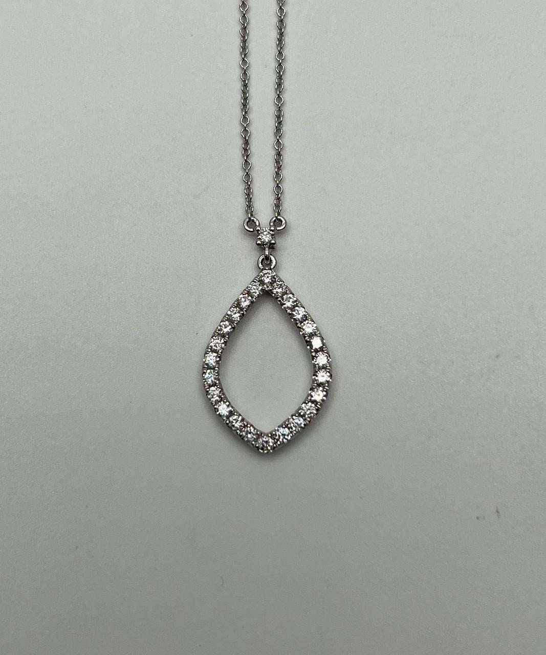 Ce superbe collier pendentif est orné d'un diamant taille marquise d'un poids total de 0,56 carat, d'une couleur blanche brillante. Le diamant est élégamment serti dans de l'or blanc 18k, formant une délicate goutte d'eau qui rehausse son éclat. Le