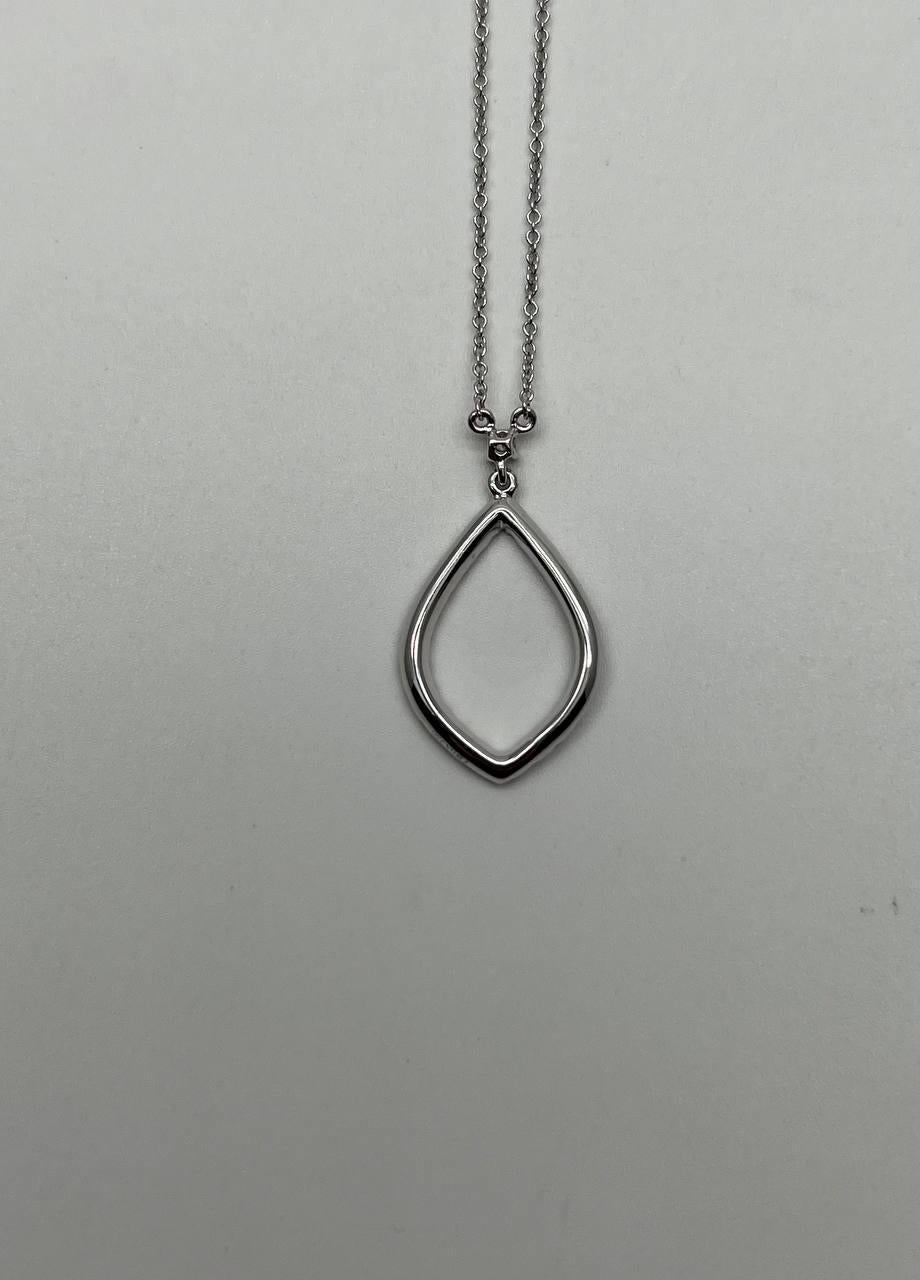 Taille Marquise Collier pendentif en or blanc 18K à motif de losange en diamants Marquise ovale en vente