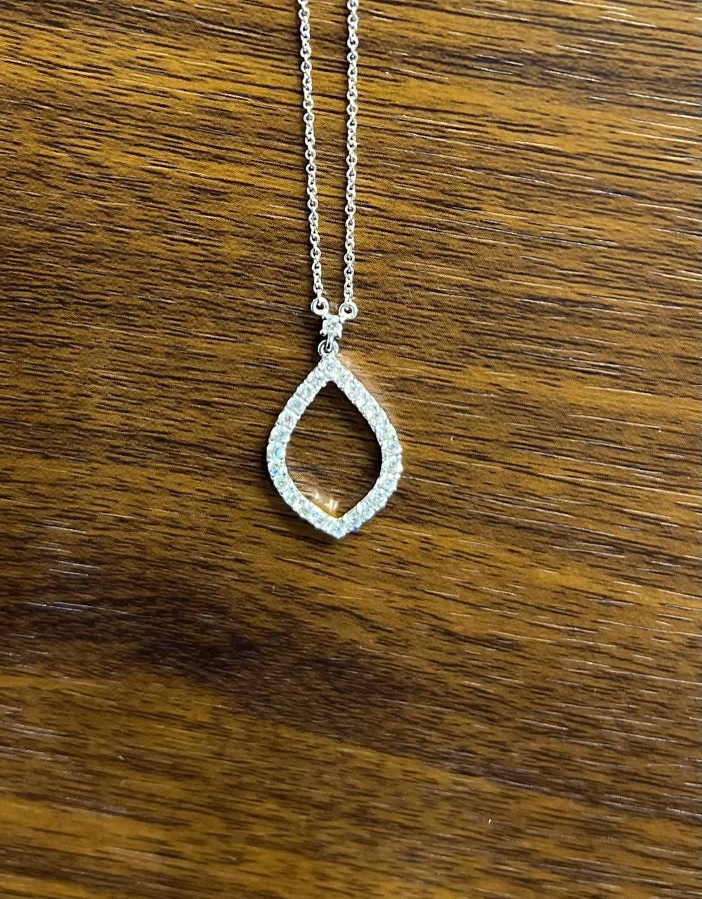 Collier pendentif en or blanc 18K à motif de losange en diamants Marquise ovale Pour femmes en vente