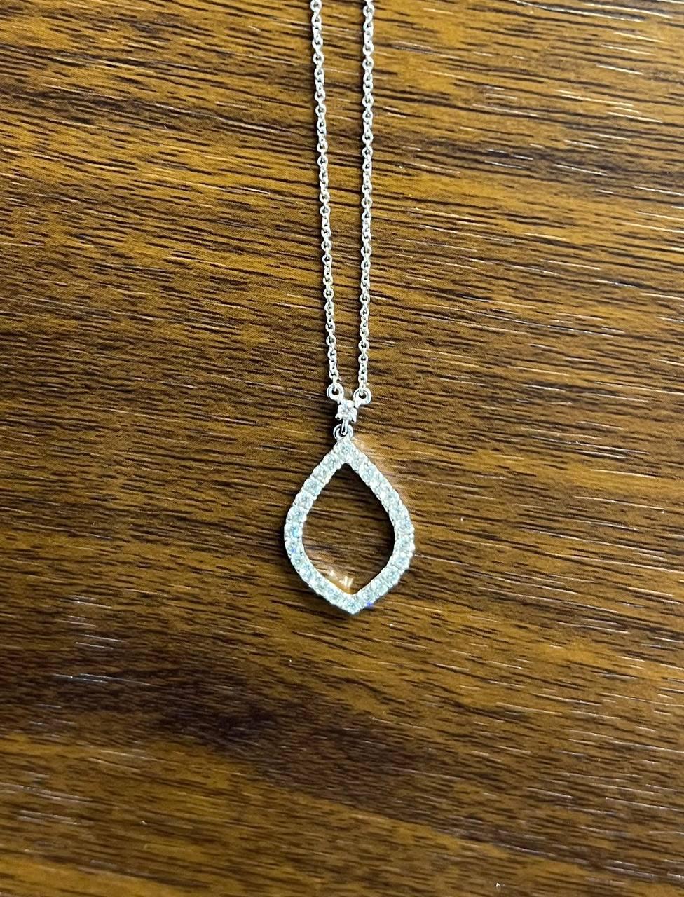 Collier pendentif en or blanc 18K à motif de losange en diamants Marquise ovale en vente 1