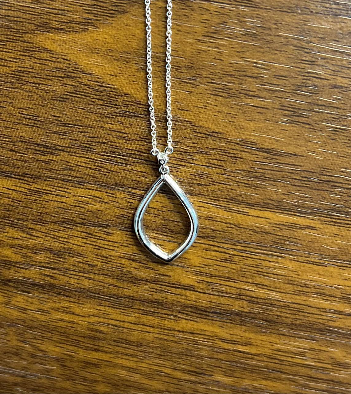 Collier pendentif en or blanc 18K à motif de losange en diamants Marquise ovale en vente 2