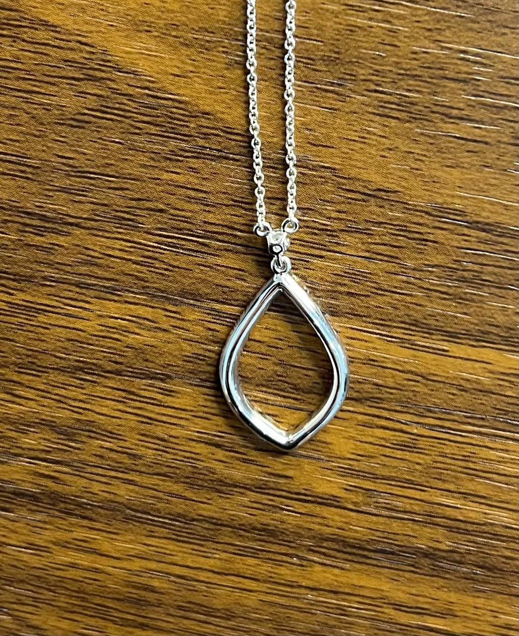 Collier pendentif en or blanc 18K à motif de losange en diamants Marquise ovale en vente 3