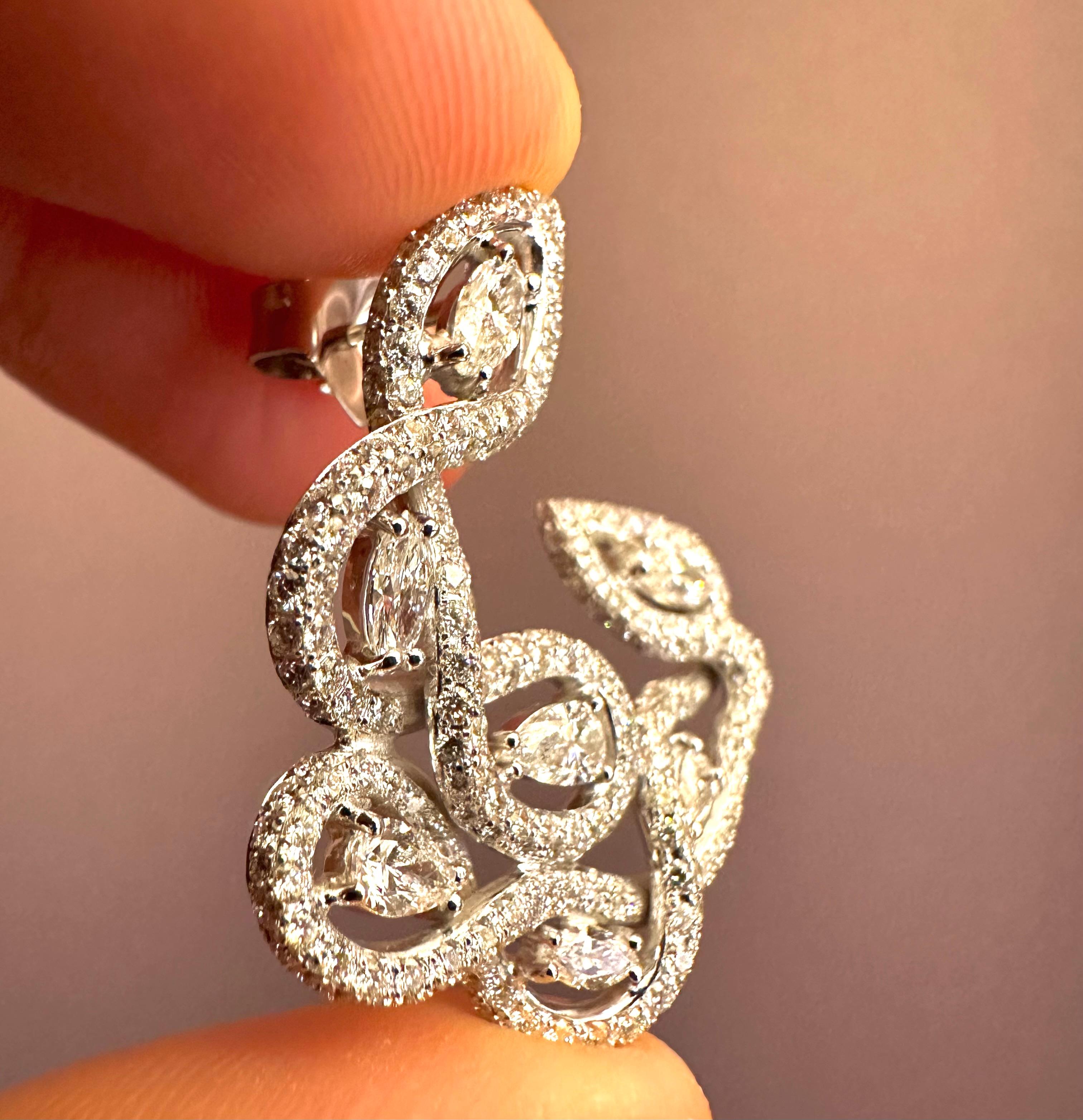Boucles d'oreilles en or blanc serties de diamants en forme de marquise, de poire et de brillant Neuf - En vente à Porto, PT
