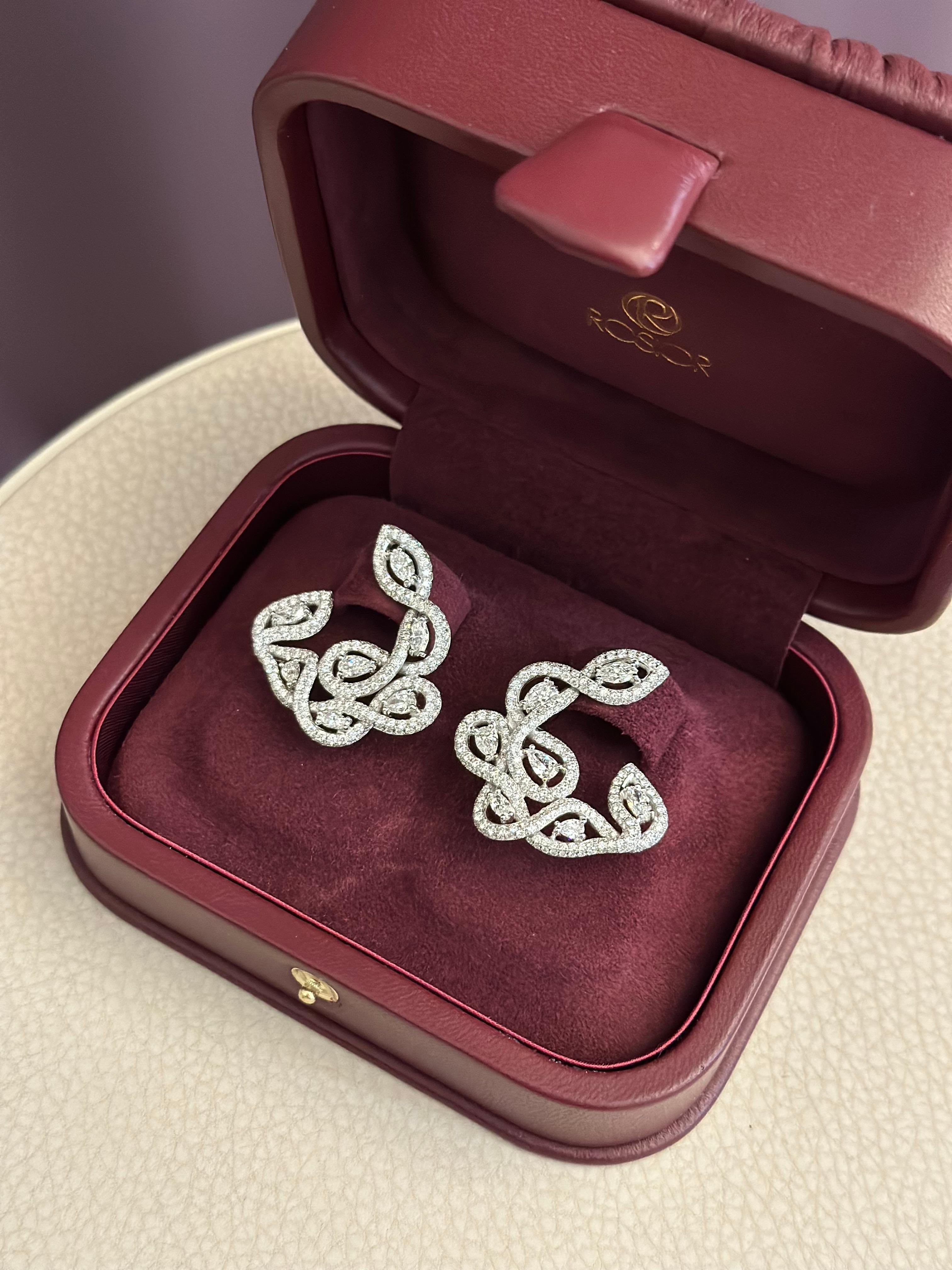 Boucles d'oreilles en or blanc serties de diamants en forme de marquise, de poire et de brillant en vente 1