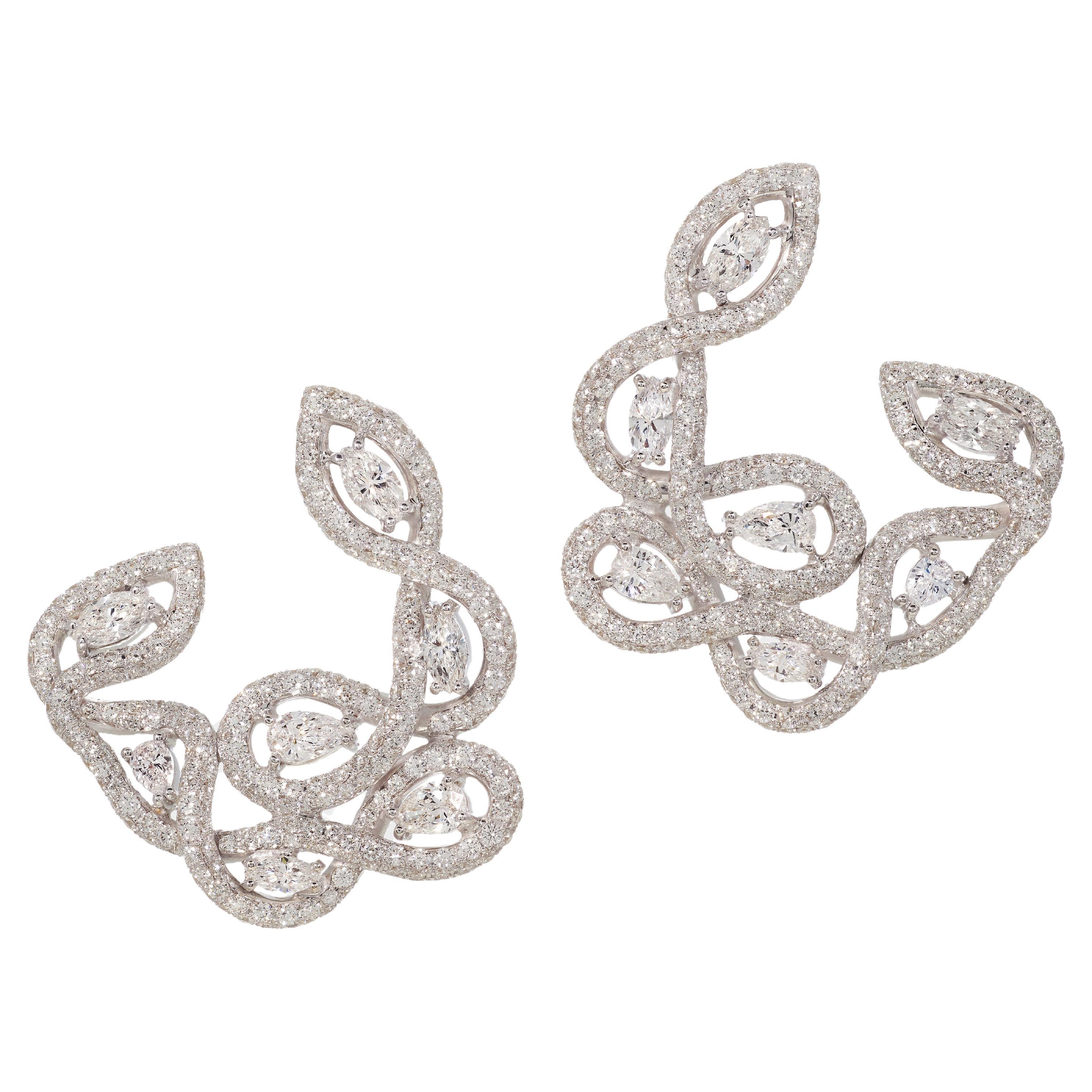 Boucles d'oreilles en or blanc serties de diamants en forme de marquise, de poire et de brillant en vente