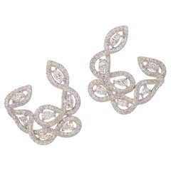 Boucles d'oreilles en or blanc serties de diamants en forme de marquise, de poire et de brillant