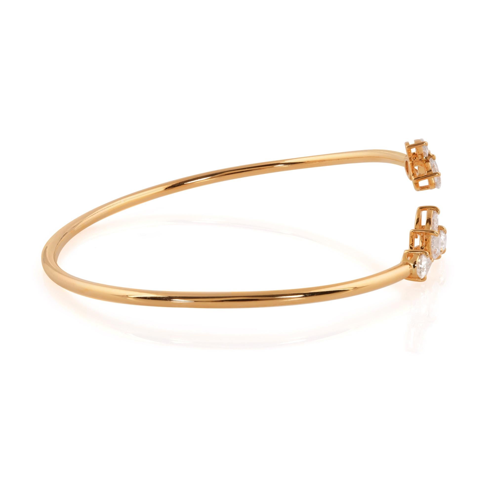 Gönnen Sie sich den exquisiten Reiz des Luxus mit unserem Marquise & Pear Diamond Cuff Bangle Bracelet, gefertigt aus strahlendem 14 Karat Gelbgold. Dieses opulente Schmuckstück strahlt Raffinesse und Eleganz aus und eignet sich perfekt für