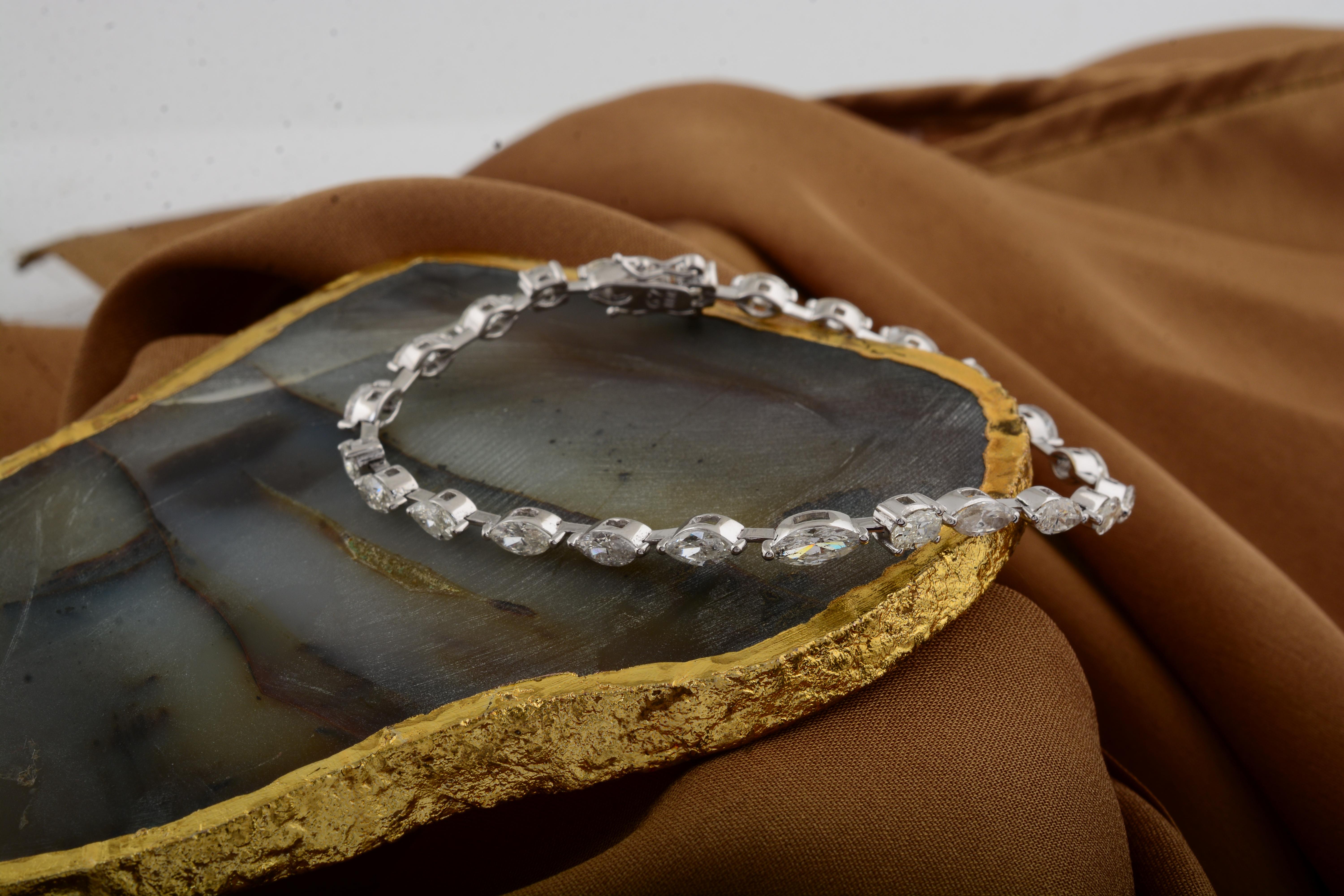 Marquise-Tennisarmband aus 18 Karat Weißgold mit ovalem Diamanten in Birnenform, handgefertigt Damen im Angebot