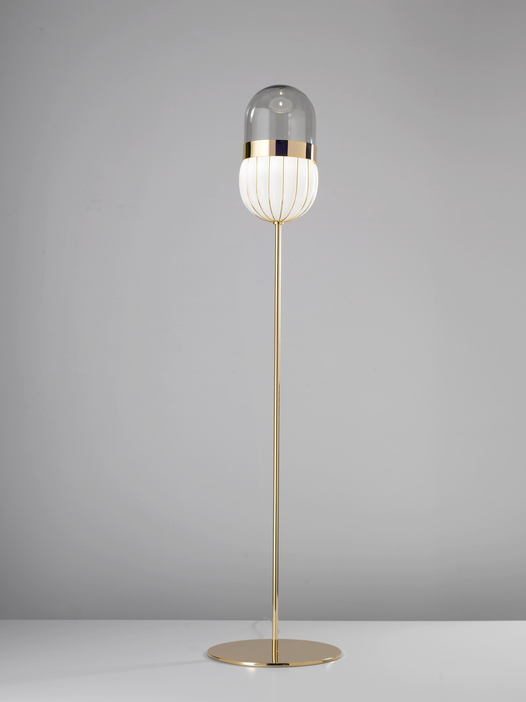 Lampadaire Marquise Pill de MM Lampadari
Dimensions : Ø 40 x H 176 cm : Ø 40 x H 176 cm. 
MATERIAL : Verre et métal.

Toutes nos lampes peuvent être câblées en fonction de chaque pays. Si elle est vendue aux États-Unis, elle sera câblée pour les