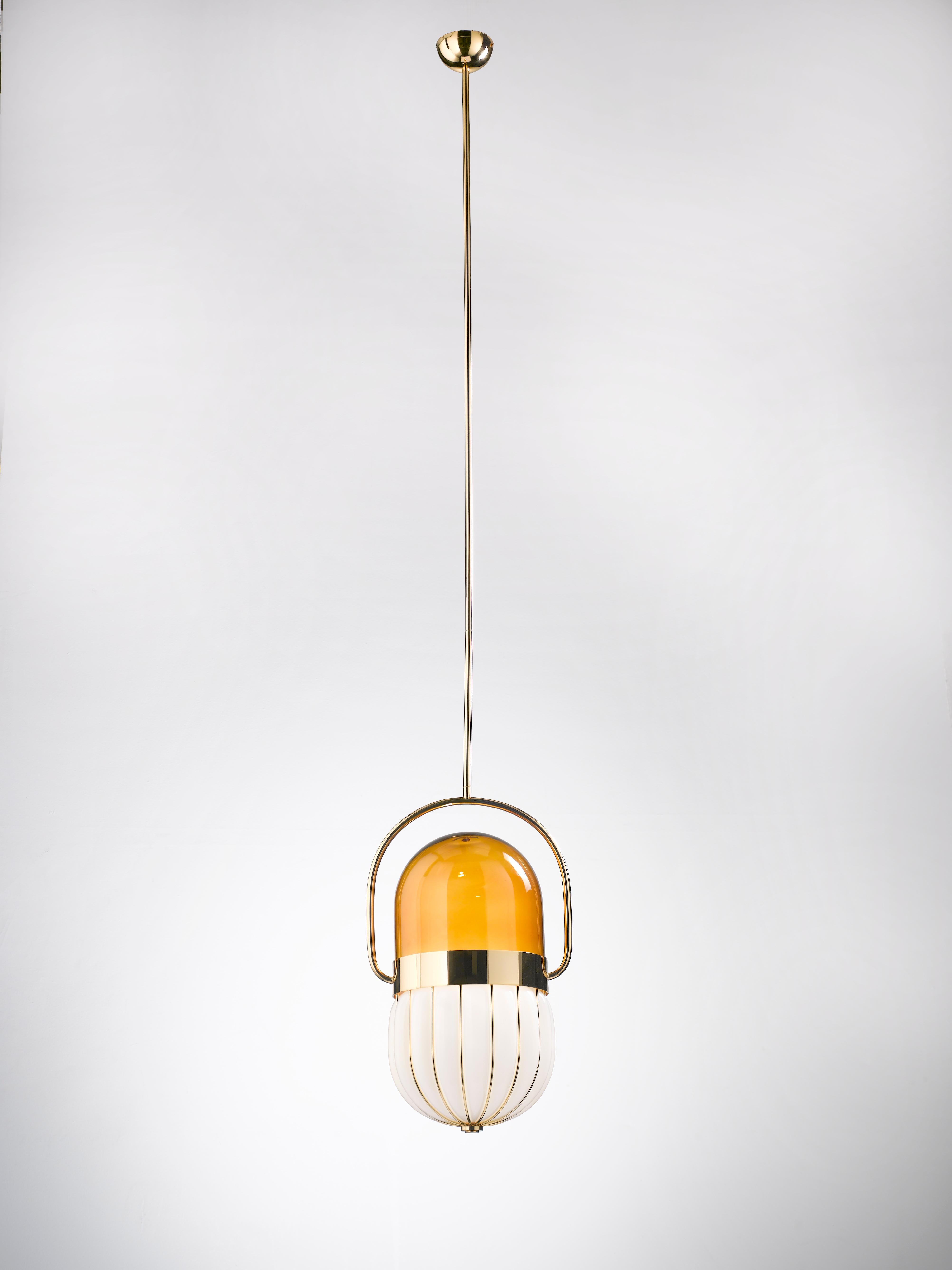 Lampada a sospensione Marquise Pill di MM Lampadari
Dimensioni: Ø 24 x L 31 x H 80 cm. 
Materiali: Vetro e metallo.

Tutte le nostre lampade possono essere cablate a seconda del Paese. Se viene venduto negli Stati Uniti, sarà cablato per gli Stati