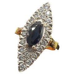 „Marquise“-Ring aus 18 Karat Gold mit 0,95 Karat Saphir, umgeben von einem Pav