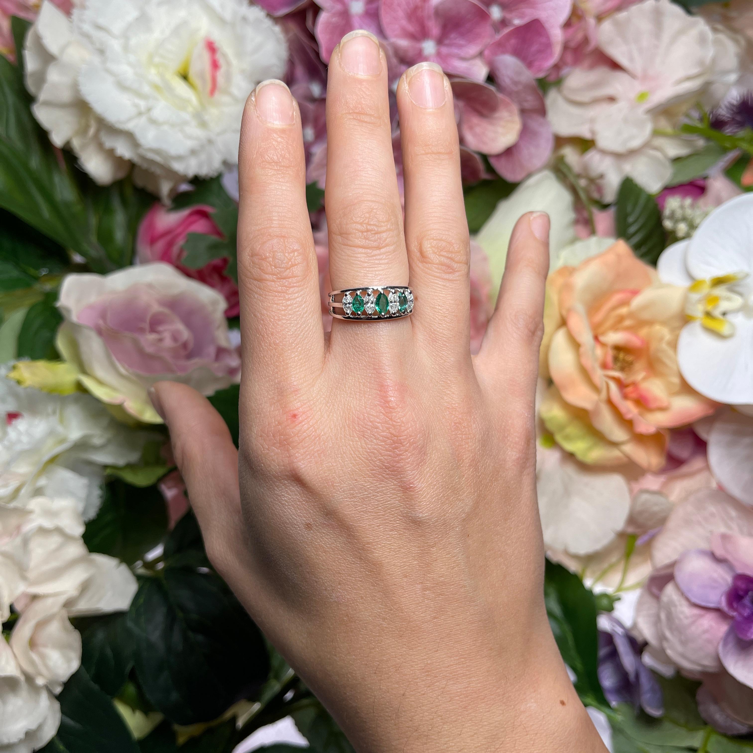 Marquise Ring White Gold Emerald 0.36 carats and White Diamond 0.55 carats For Sale 1