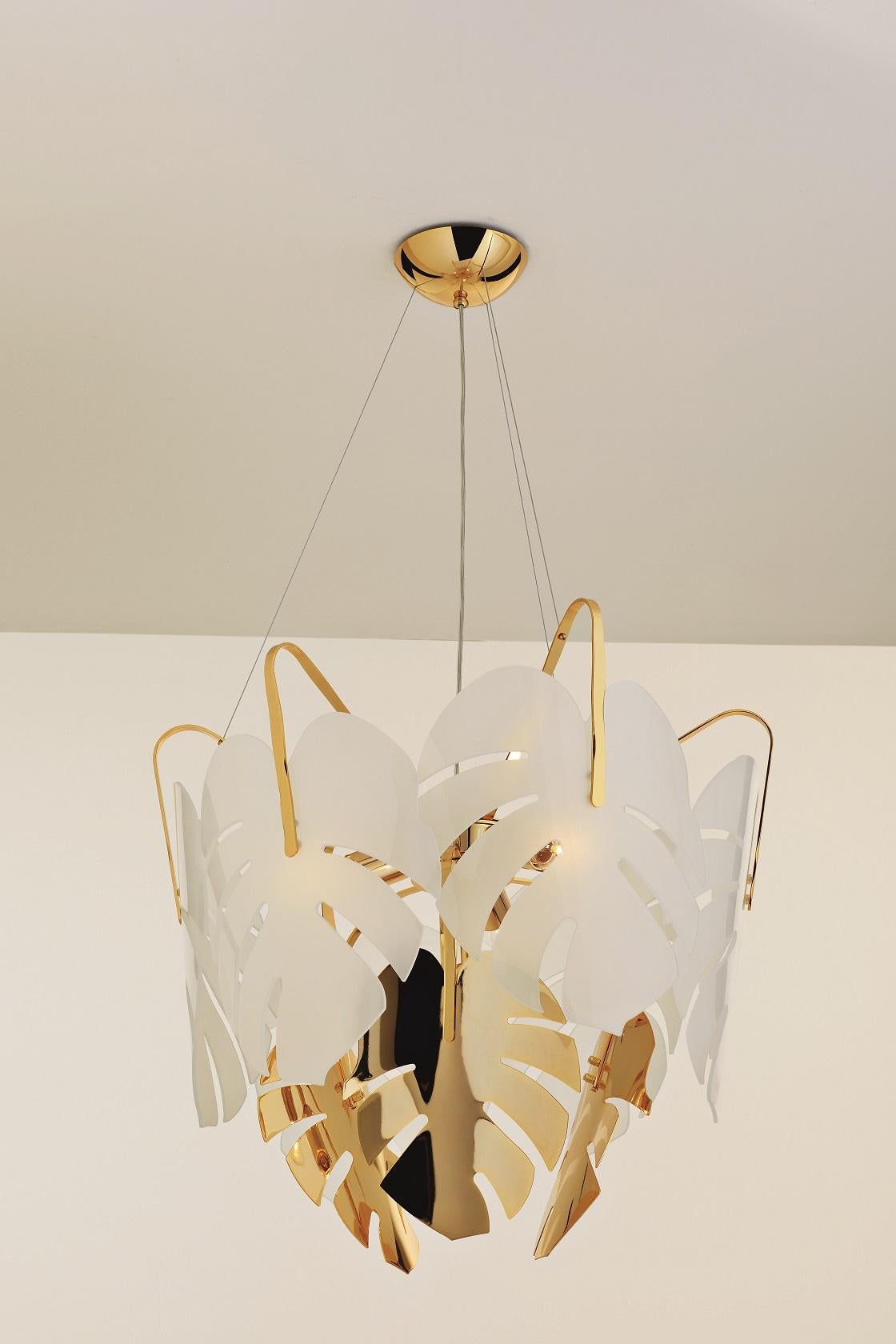Lampada a sospensione Marquise Riviera di MM Lampadari
Dimensioni: Ø 60 x H. 70 cm. 
Materiali: Metallo e vetro satinato.

Disponibile in tre diverse combinazioni di metallo e vetro. Tutte le nostre lampade possono essere cablate a seconda del