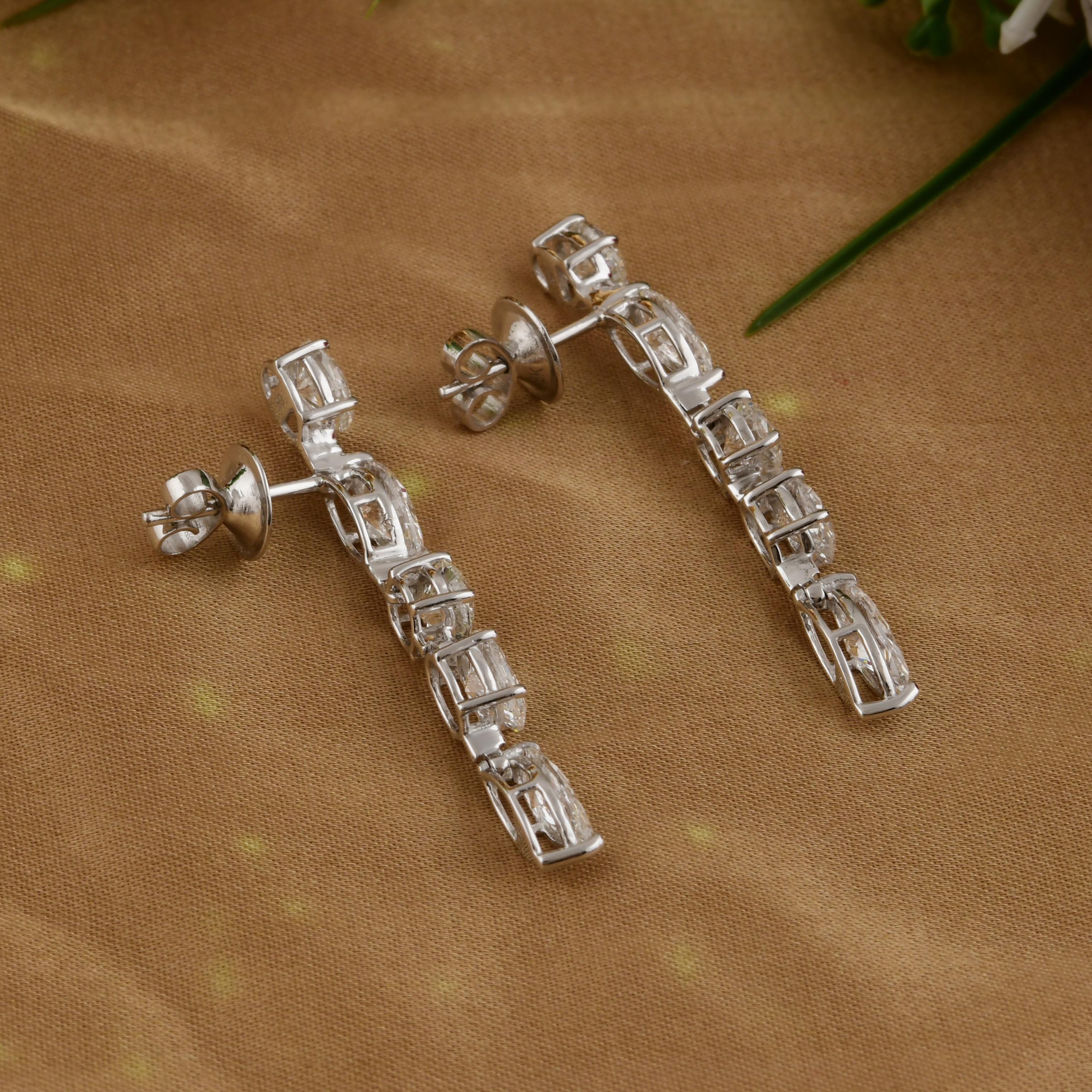 Diese exquisiten Ohrringe sind aus 18-karätigem Gold gegossen und mit 4,86 Karat funkelnden Diamanten besetzt. Der Diamant ist ein Geburtsstein des Monats April und soll das Selbstvertrauen stärken und die Kreativität fördern. Ein wunderbares